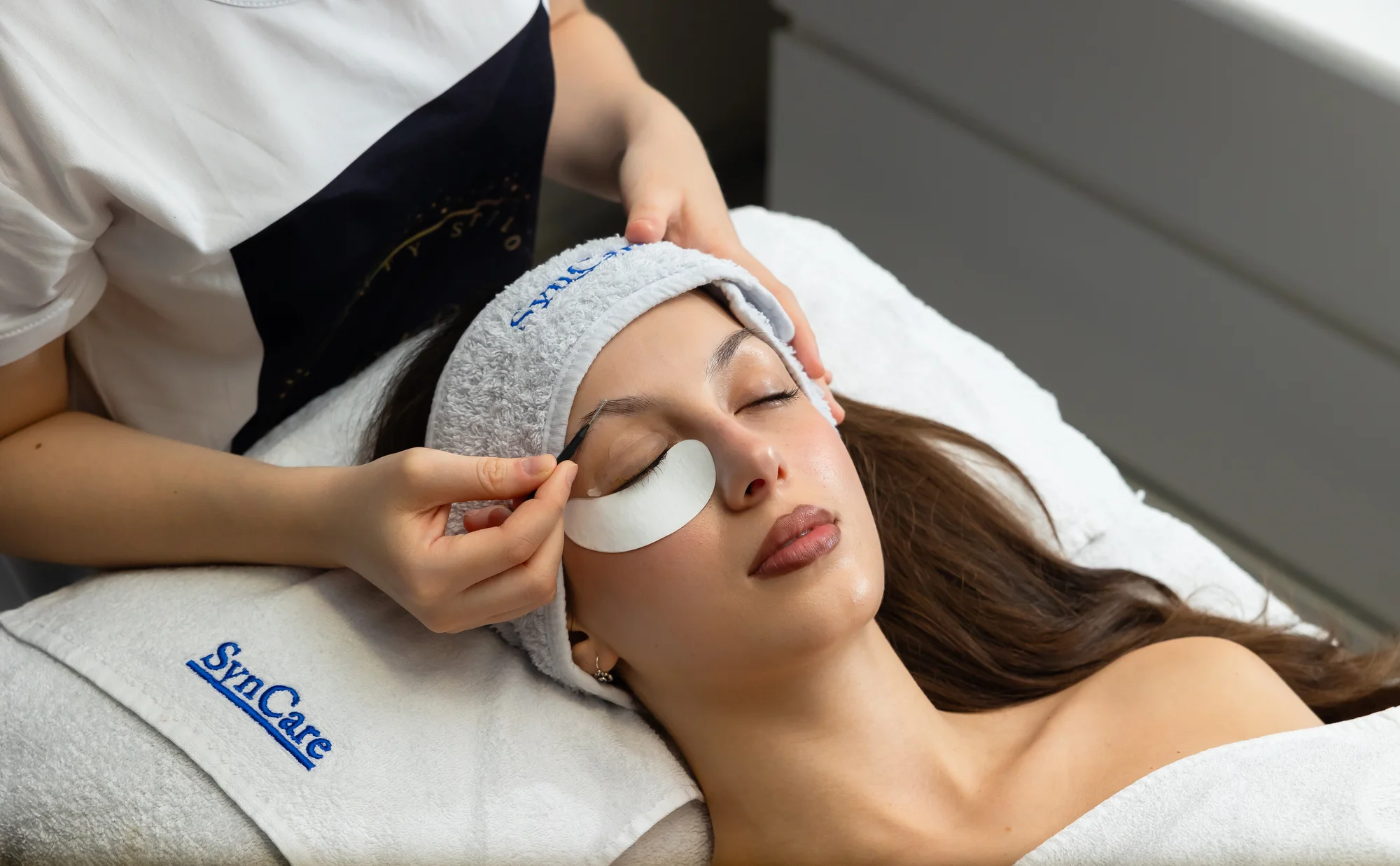 Laminácia obočia, lash lifting alebo úprava obočia pre výrazný pohľad – Obrázok 3