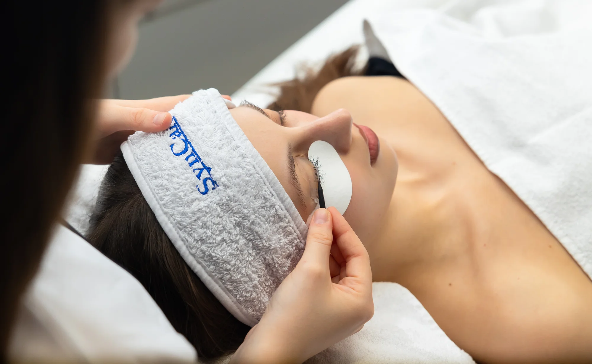 Laminácia obočia, lash lifting alebo úprava obočia pre výrazný pohľad – Obrázok 4