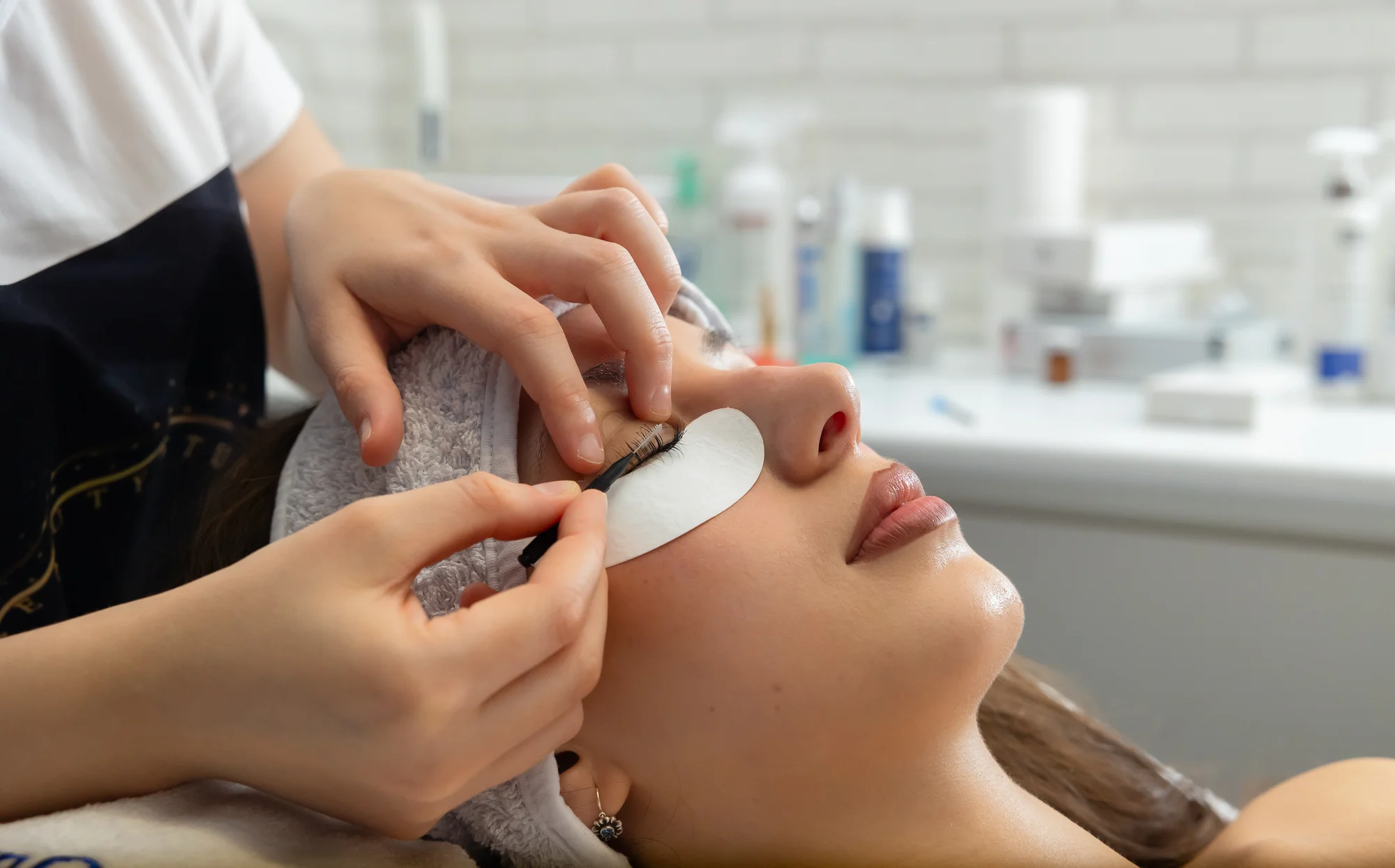 Laminácia obočia, lash lifting alebo úprava obočia pre výrazný pohľad – Obrázok 5