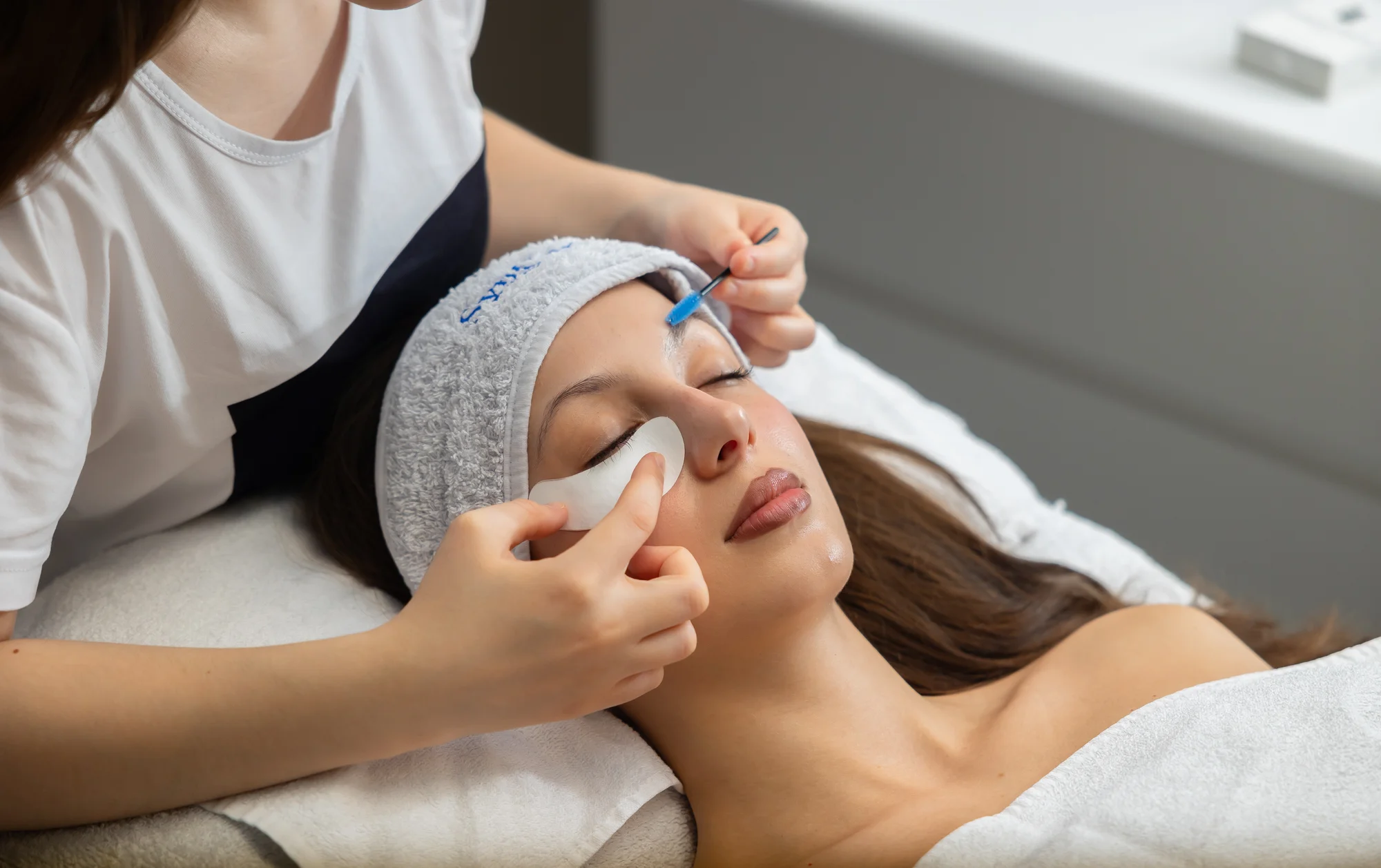 Laminácia obočia, lash lifting alebo úprava obočia pre výrazný pohľad – Obrázok 2