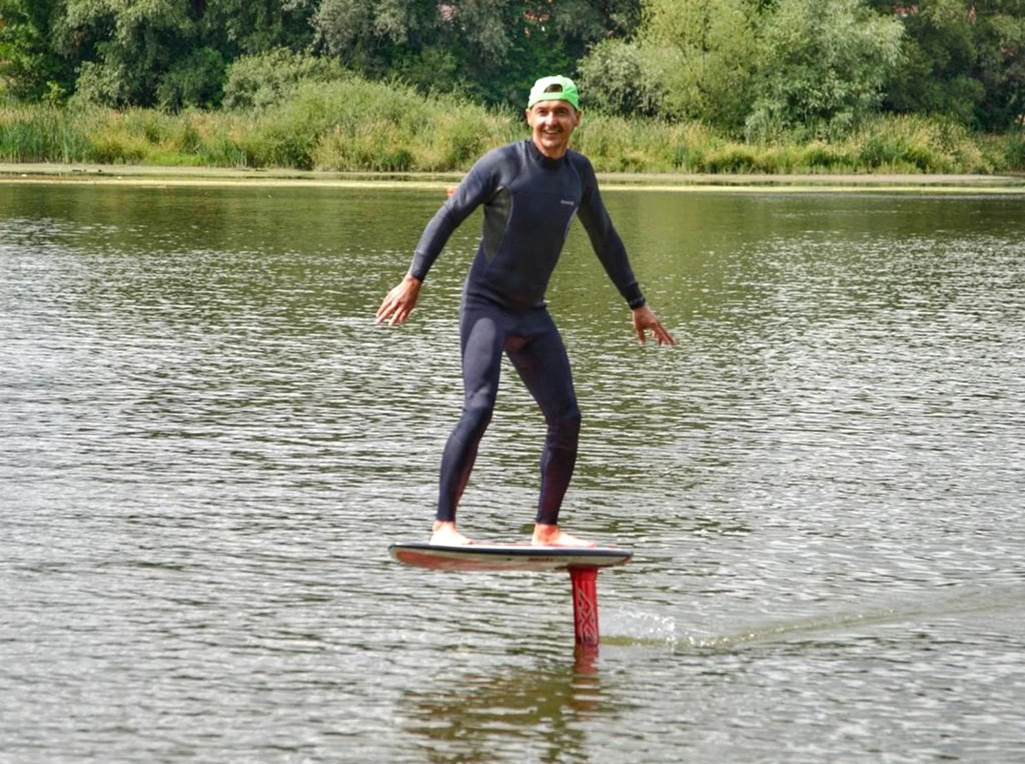 Kurzy vodných športov: Paddleboarding, Foil Pumping, Downwinding, Wingfoiling alebo Wakefoiling surfovanie za člnom – Obrázok 3