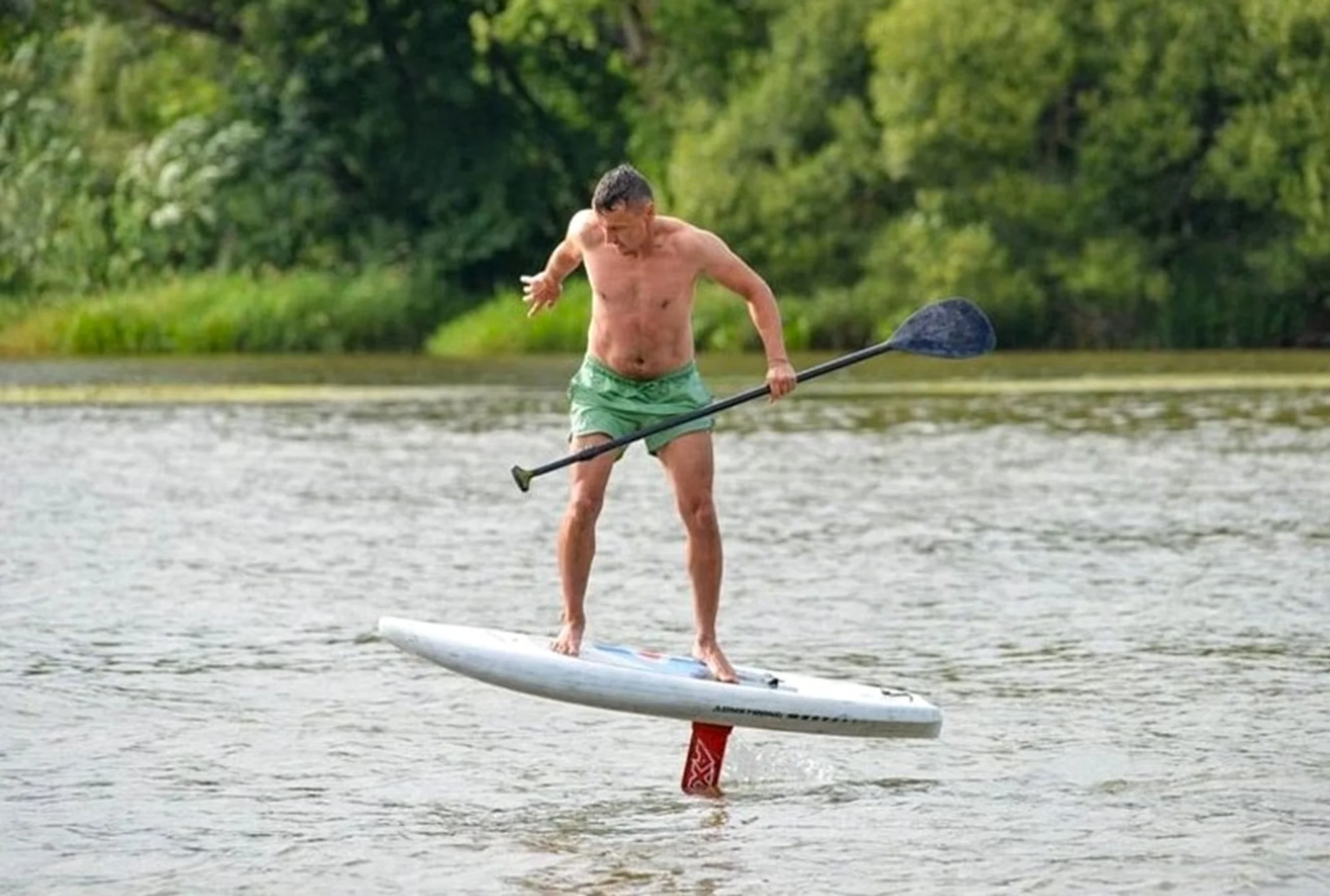 Kurzy vodných športov: Paddleboarding, Foil Pumping, Downwinding, Wingfoiling alebo Wakefoiling surfovanie za člnom – Obrázok 6