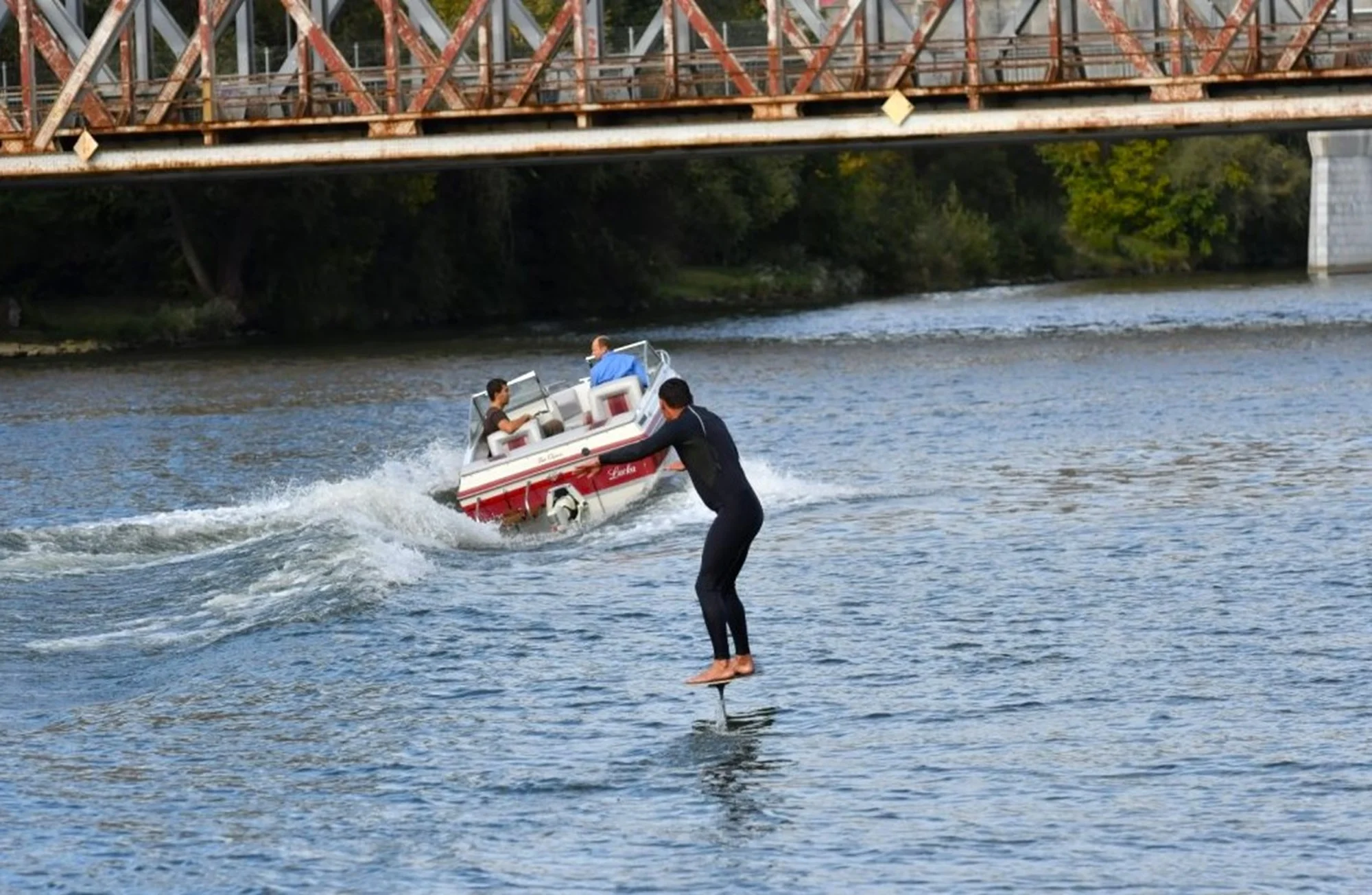 Kurzy vodných športov: Paddleboarding, Foil Pumping, Downwinding, Wingfoiling alebo Wakefoiling surfovanie za člnom – Obrázok 5