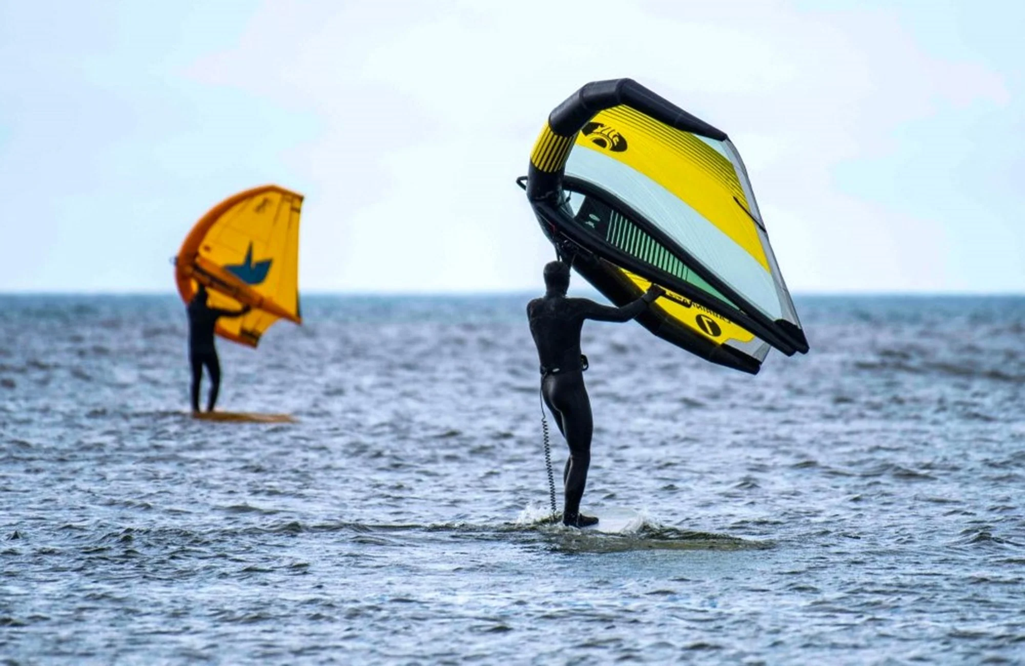 Kurzy vodných športov: Paddleboarding, Foil Pumping, Downwinding, Wingfoiling alebo Wakefoiling surfovanie za člnom – Obrázok 4