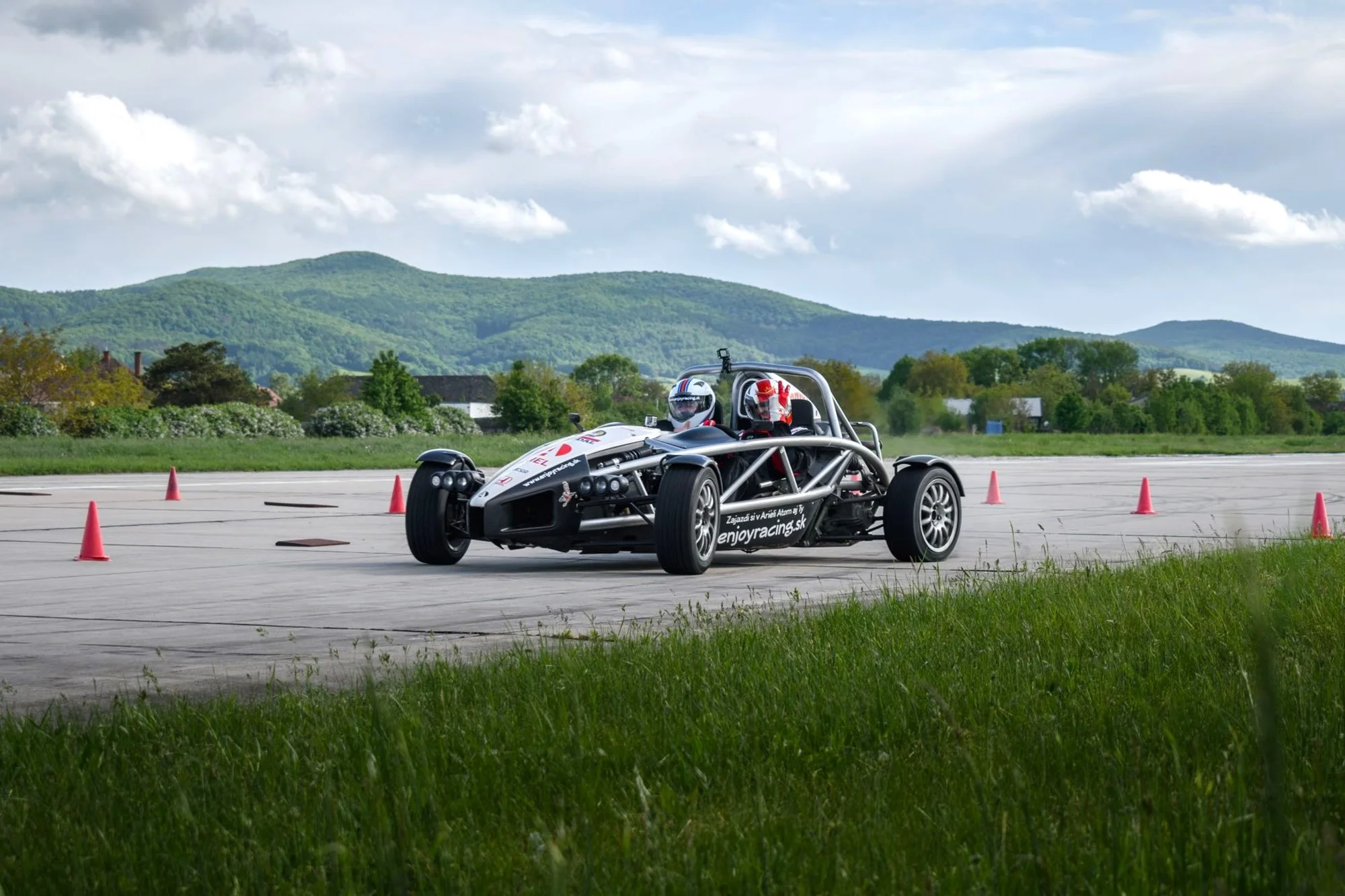 Adrenalínová jazda na ARIEL ATOM 3.5 ako spolujazdec na letisku Nitra - Janíkovce – Obrázok 5