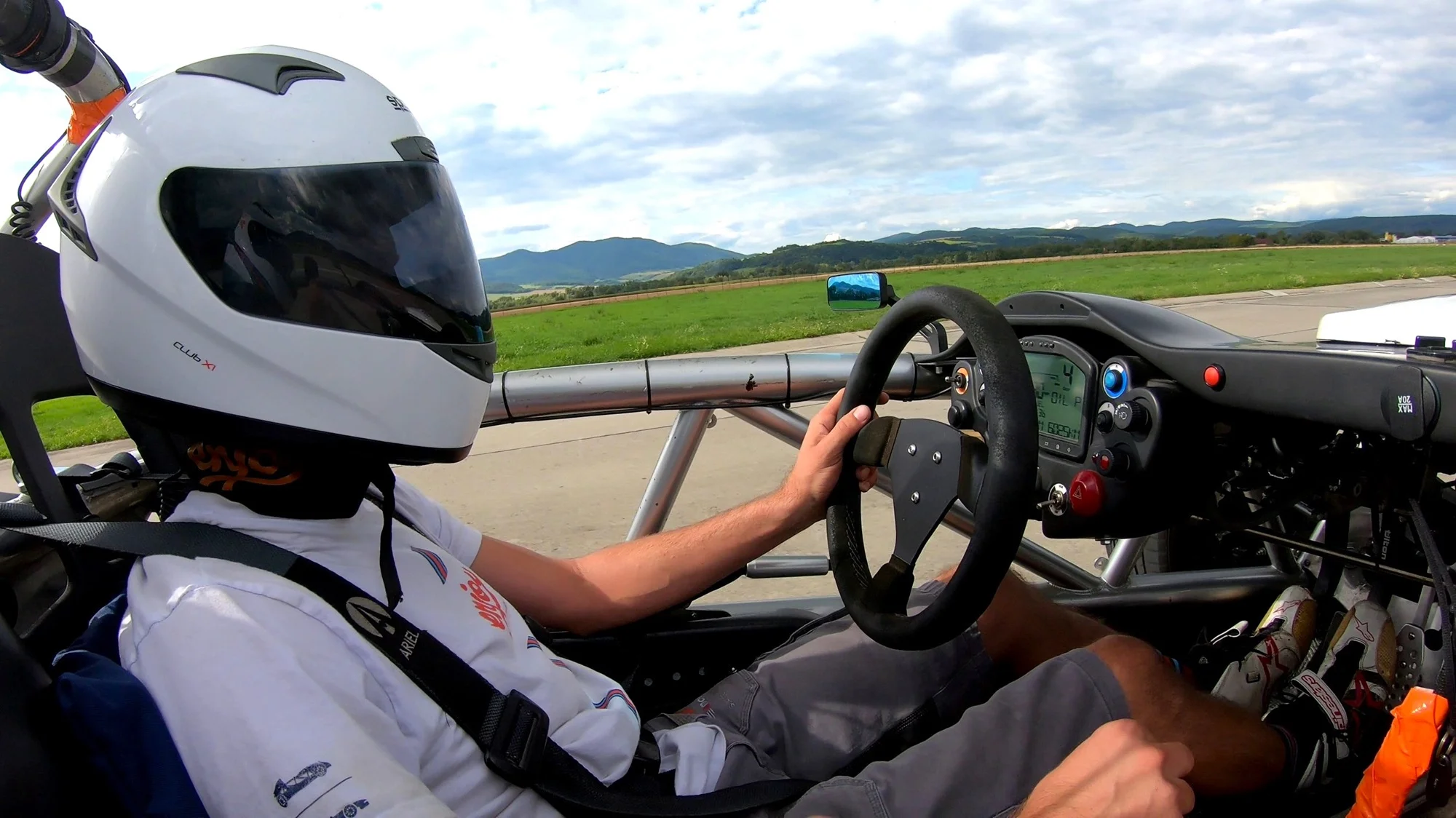 Adrenalínová jazda na ARIEL ATOM 3.5 ako spolujazdec na letisku Nitra - Janíkovce – Obrázok 6