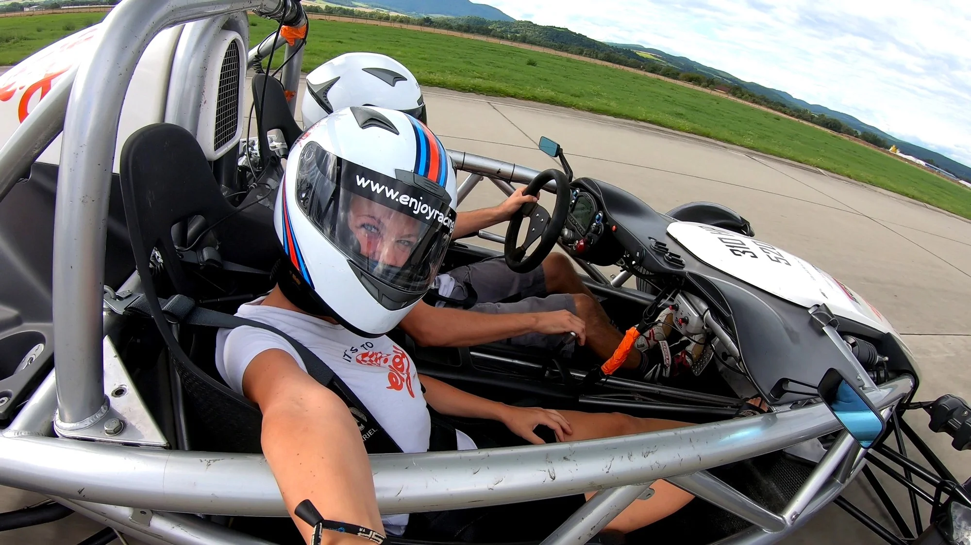 Adrenalínová jazda na ARIEL ATOM 3.5 ako spolujazdec na letisku Nitra - Janíkovce – Obrázok 2