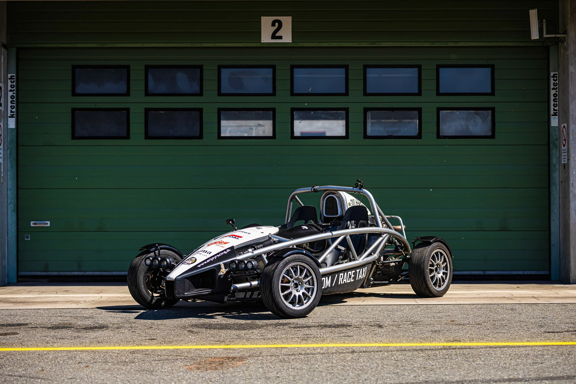 Adrenalínová jazda na ARIEL ATOM 3.5 ako spolujazdec na letisku Nitra - Janíkovce – Obrázok 4