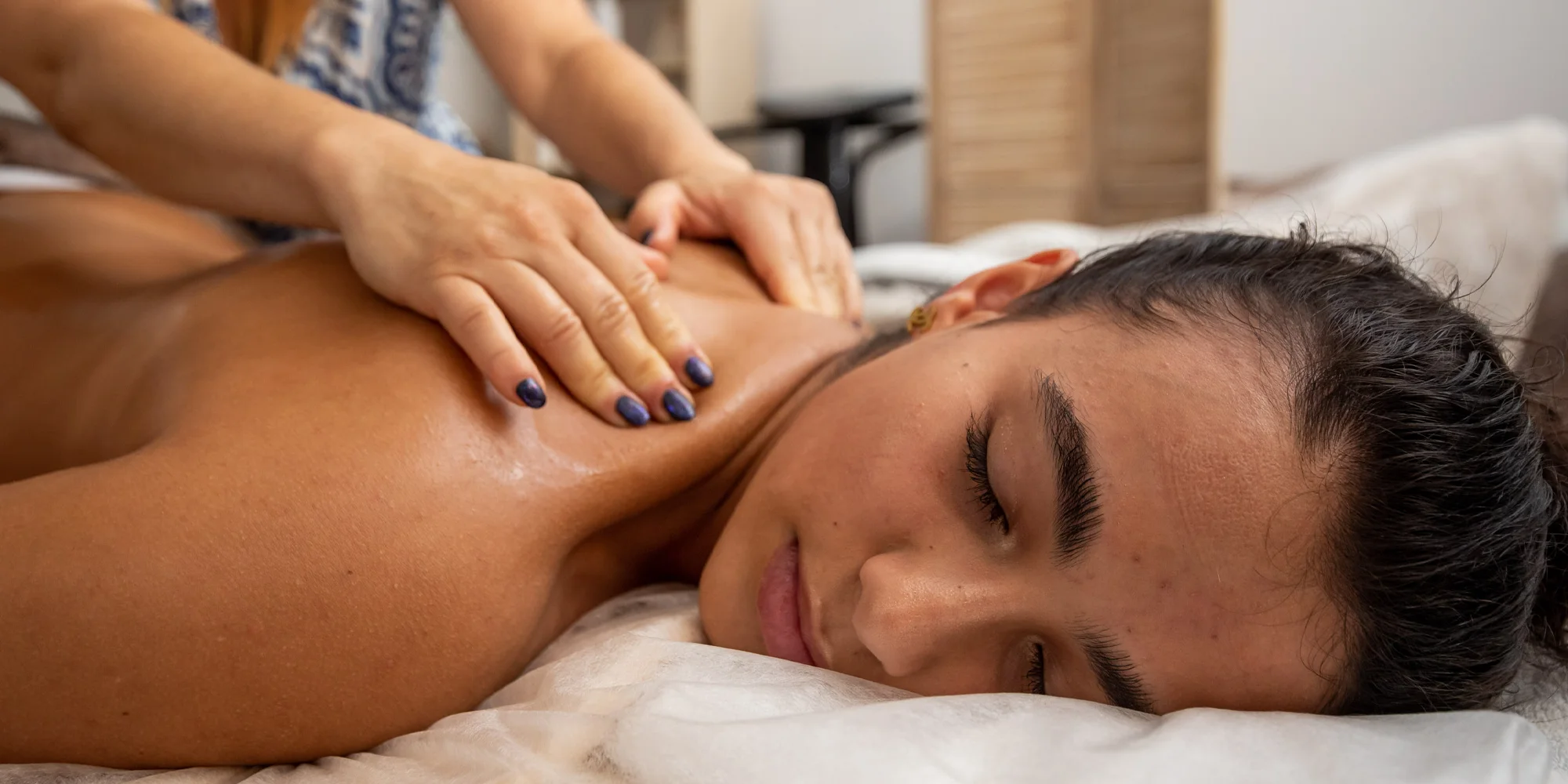 Indická masáž hlavy alebo relaxačná s parafínovým zábalom v Paradise Martin – Obrázok 3