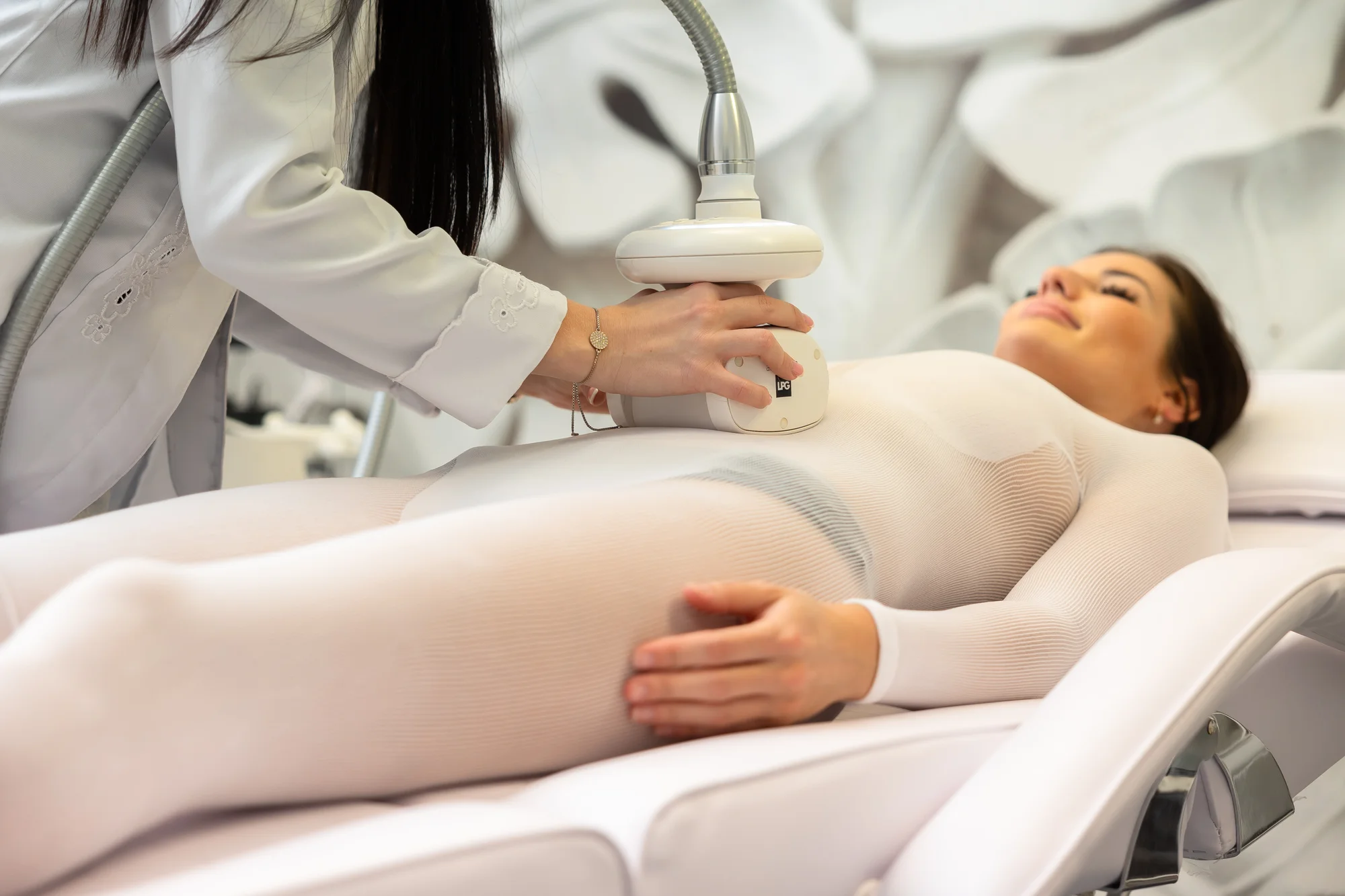Tvarujúce anticelulitídne LPG ošetrenie celého tela alebo tváre prístrojom Cellu M6® vo FB clinic – Obrázok 4