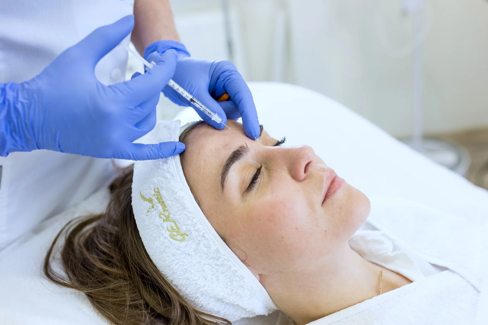Omladzujúci botox alebo kyselina hyalurónová pre zvodné pery – Obrázok 2