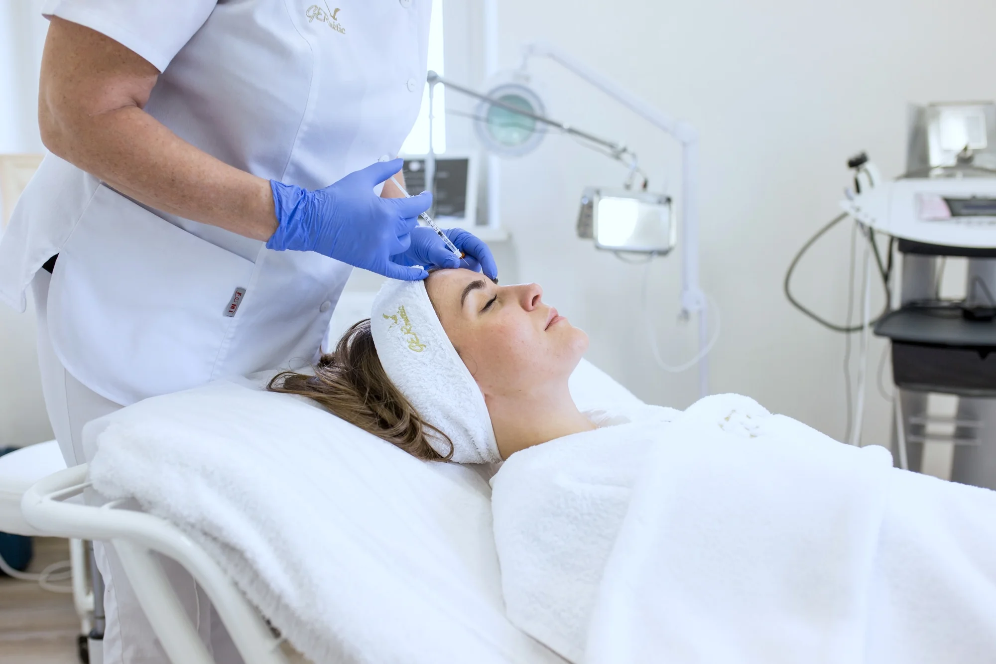 Omladzujúci botox alebo kyselina hyalurónová pre zvodné pery – Obrázok 5