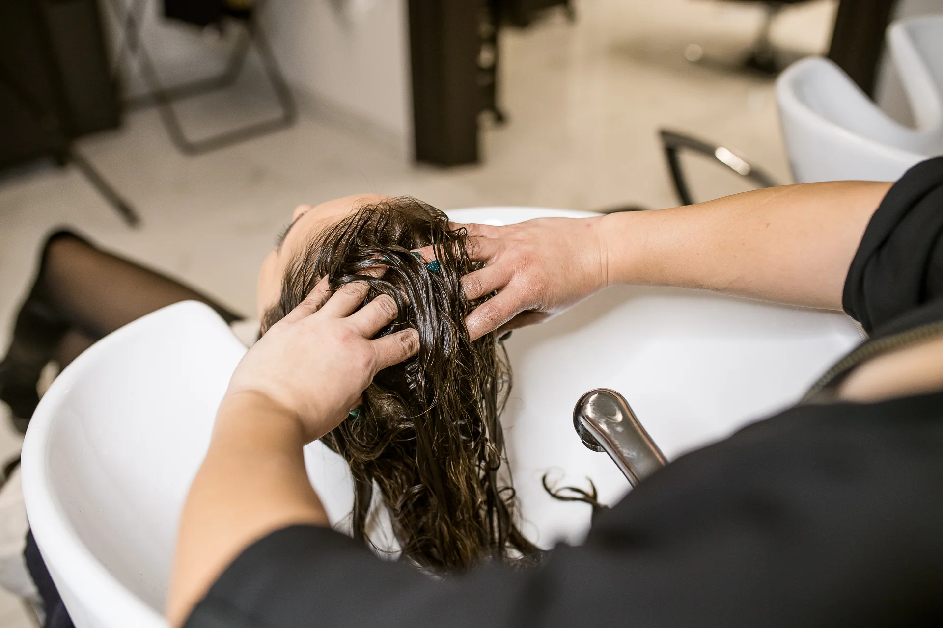 Profesionálny dámsky strih, farbenie Mon Platin, Balayage alebo silikónová kúra – Obrázok 3