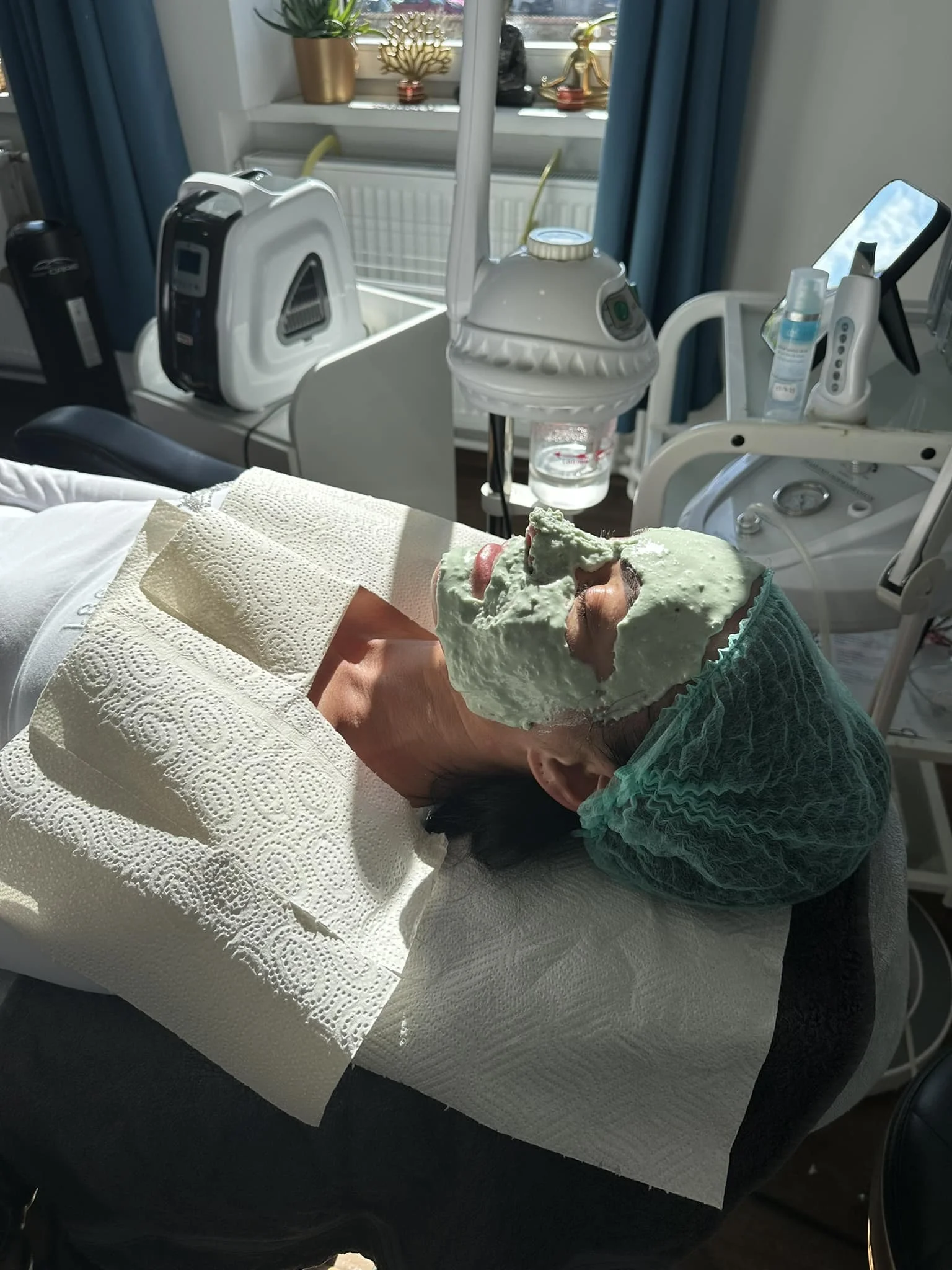 Zamatová pleť: čistenie, dermabrázia, rádiofrekvencia alebo hydratačná kúra – Obrázok 4