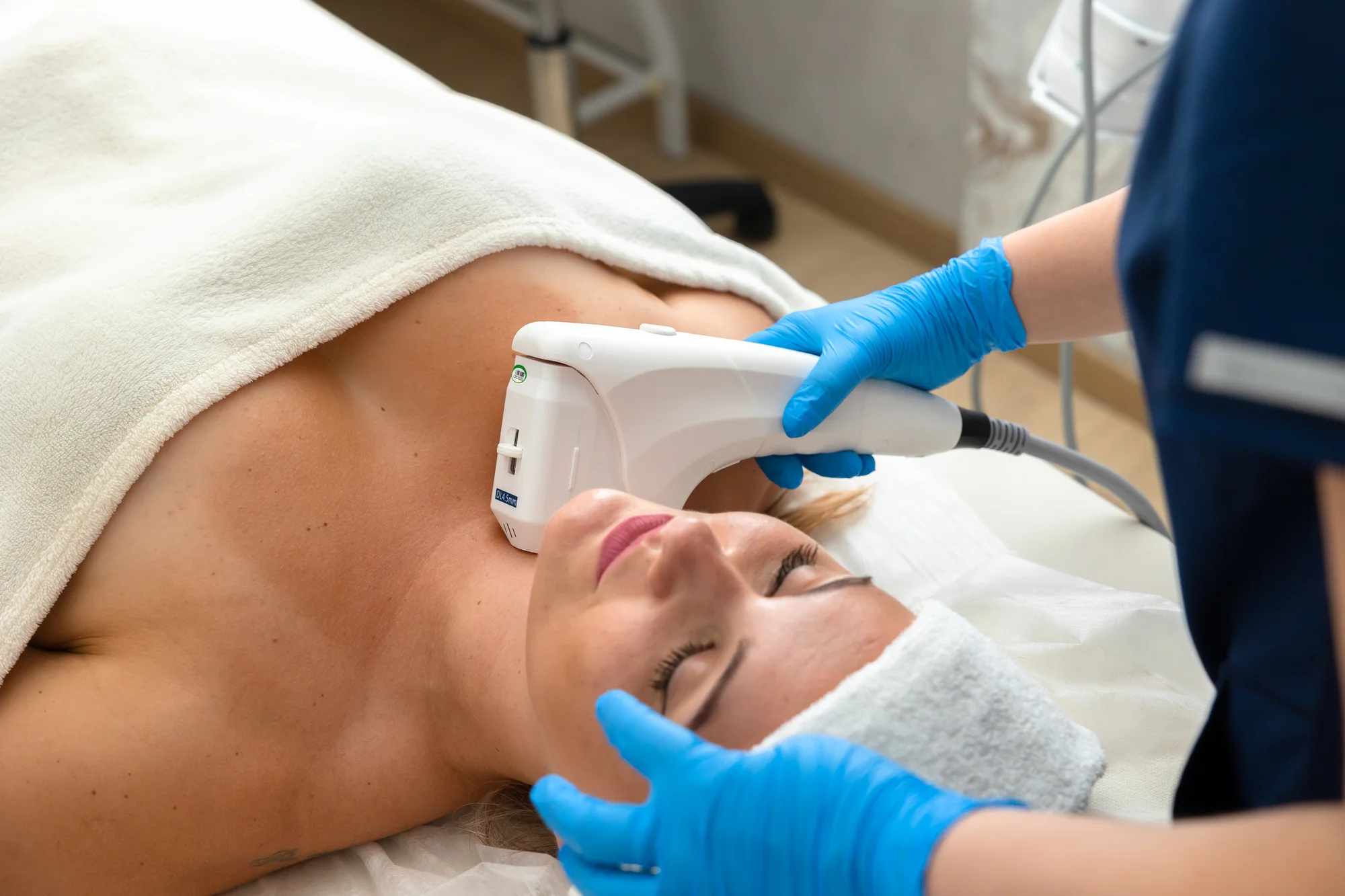 Zredukujte vrásky a napnite pokožku s neinvazívnym faceliftingom Hifu Ultherapy – očné okolie a čelo, dekolt, krk a podbradok alebo celá tvár! – Obrázok 6