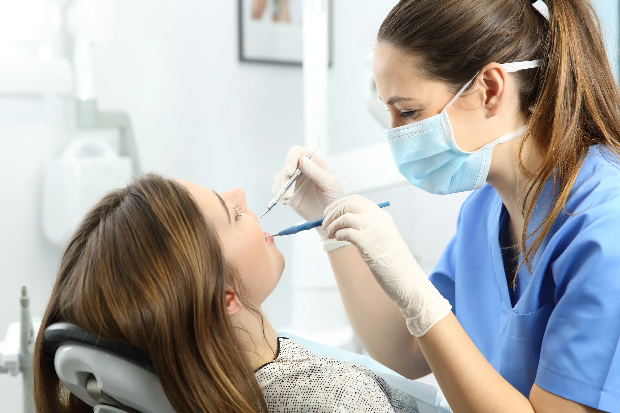 Dentálna hygiena s pieskovaním a bielením zubov v Gekam-dental – Obrázok 6