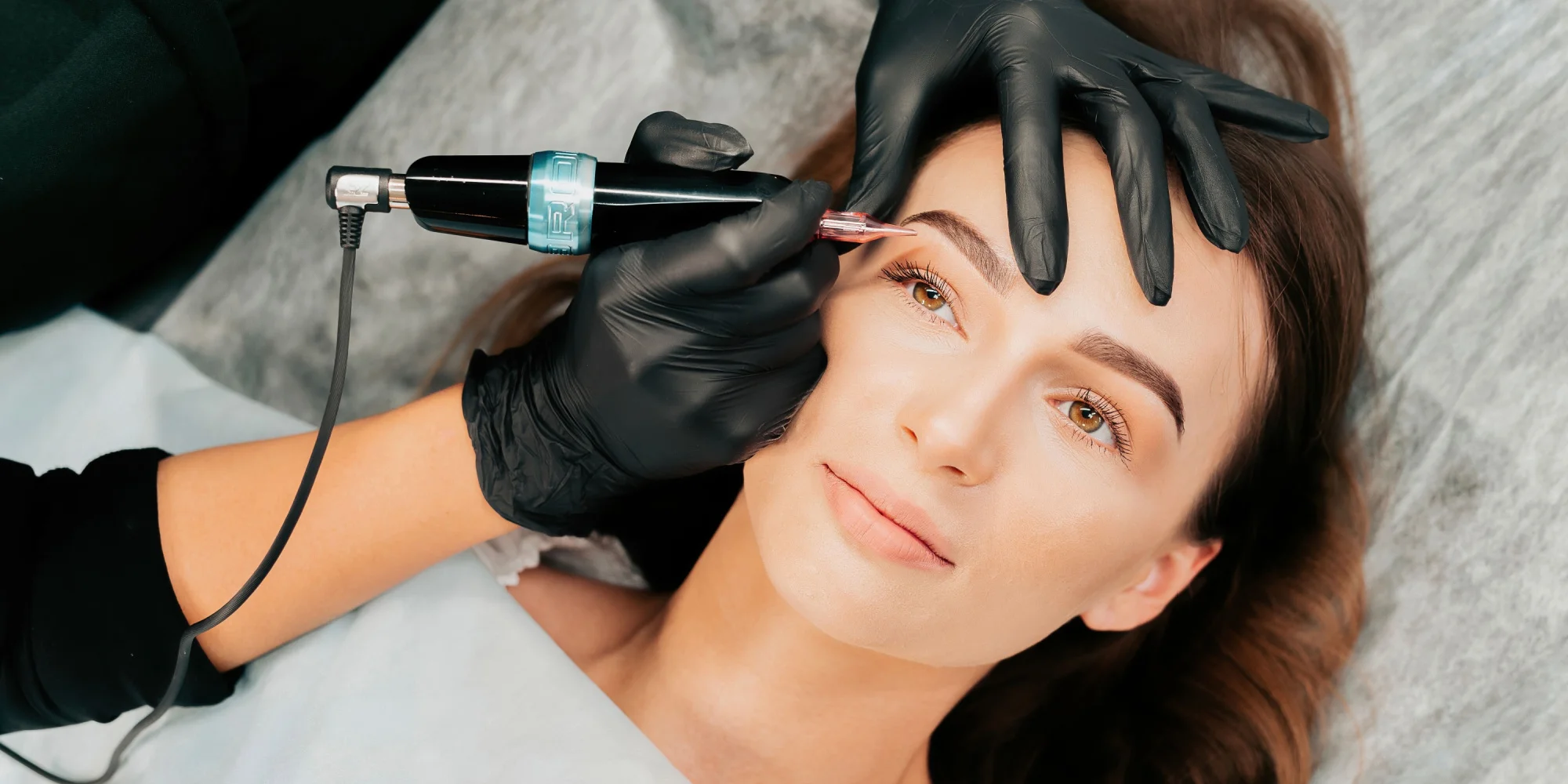 Púdrové obočie v GLAMORA Beauty Salon: Prirodzený permanentný make-up – Obrázok 2