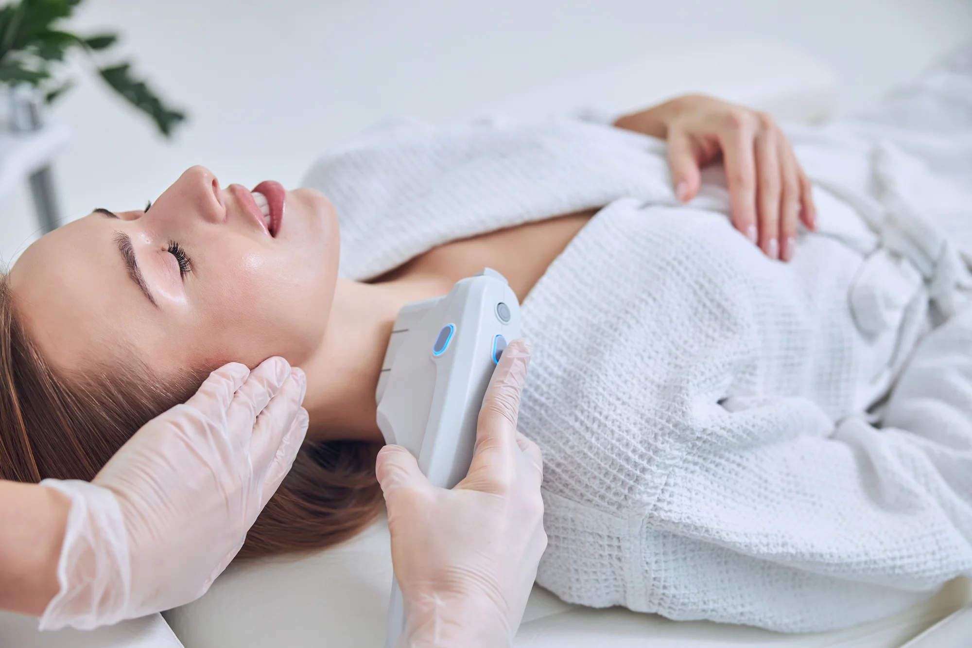 HIFU Ultherapy: Nechirurgický lifting čela, očného okolia, krku aj podbradku – Obrázok 3