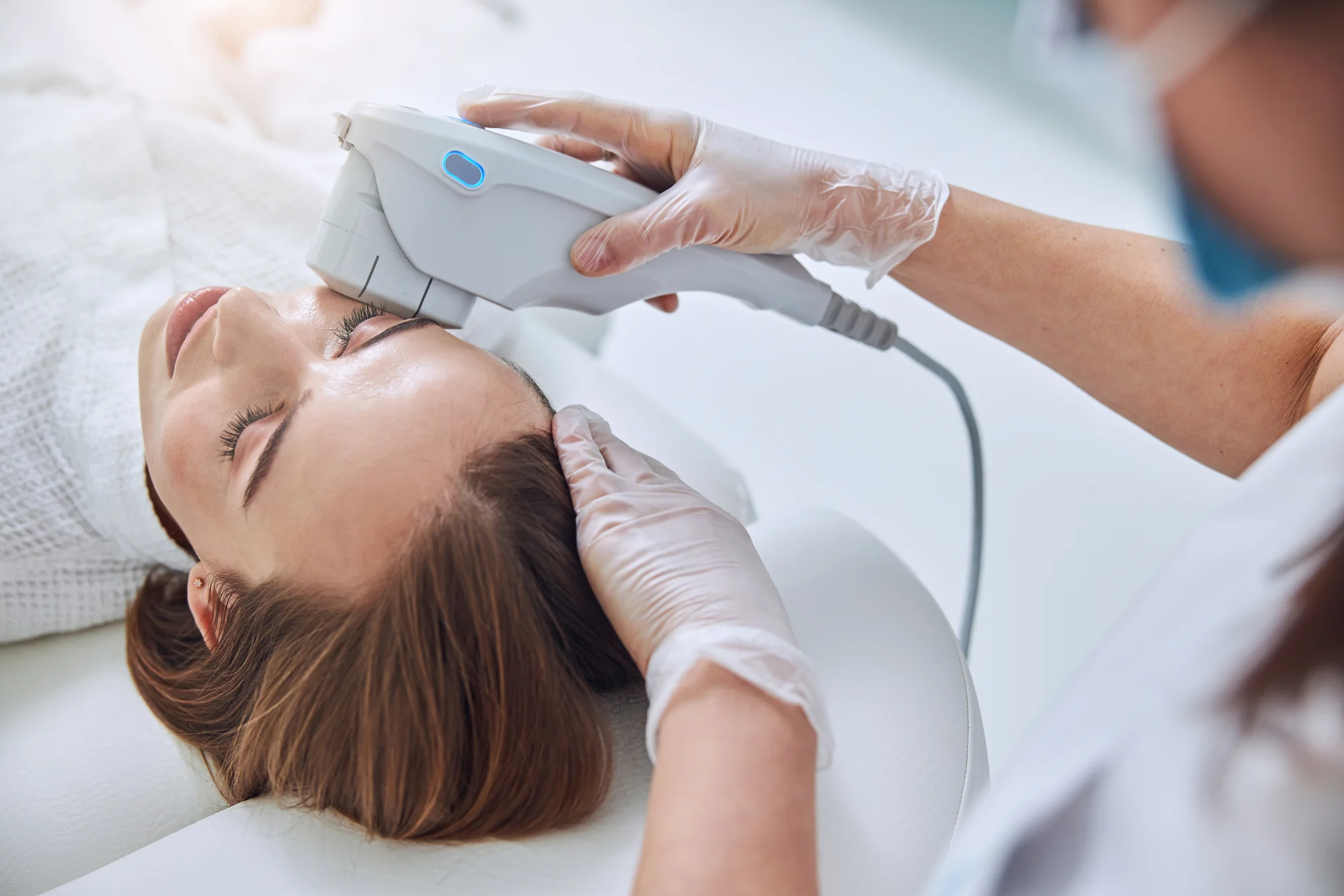 HIFU Ultherapy: Nechirurgický lifting čela, očného okolia, krku aj podbradku – Obrázok 2