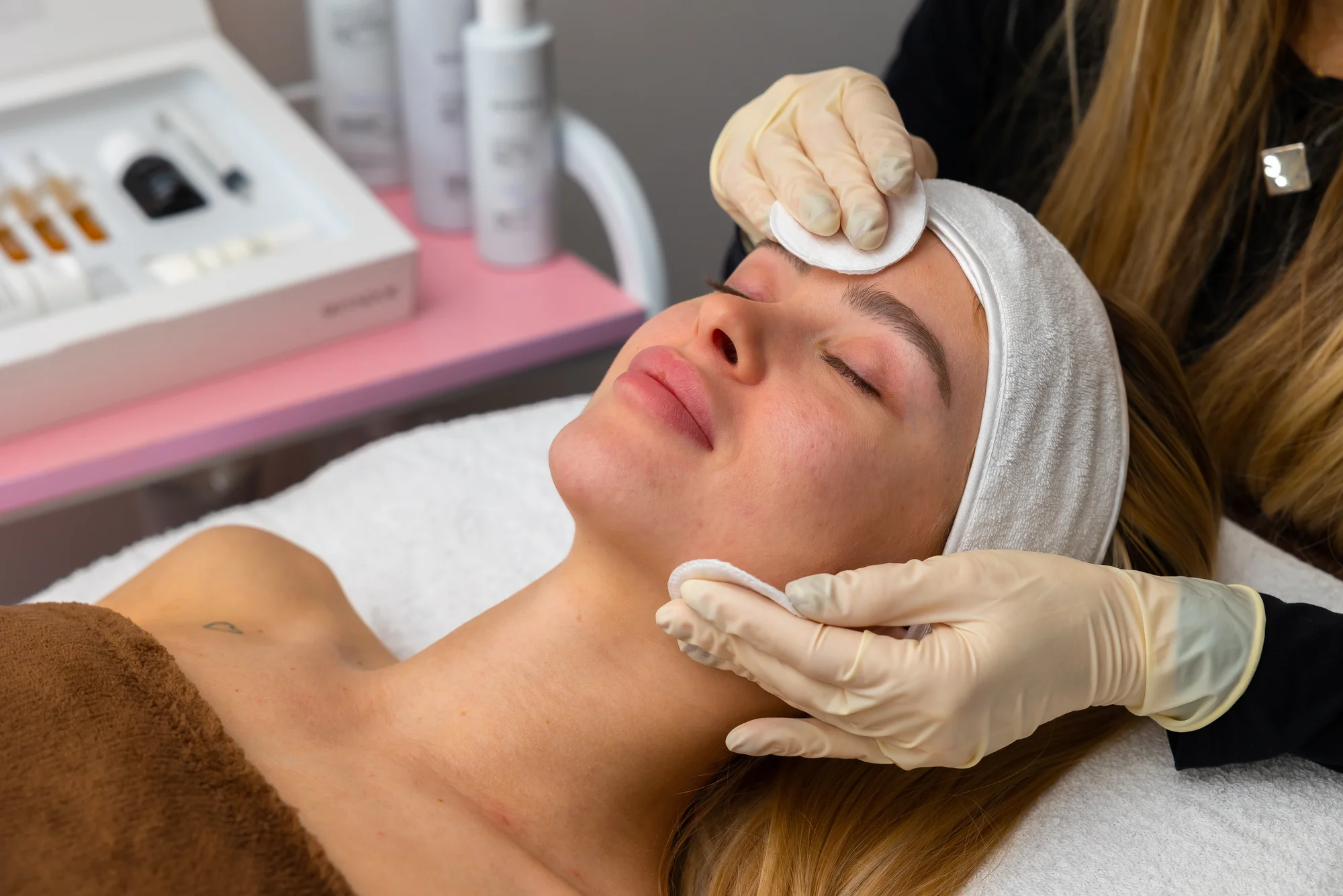 Chemický peeling, microneedling, Vitamin Power C, rádiofrekvencia tváre, lashlift, laminácia a i. – Obrázok 5