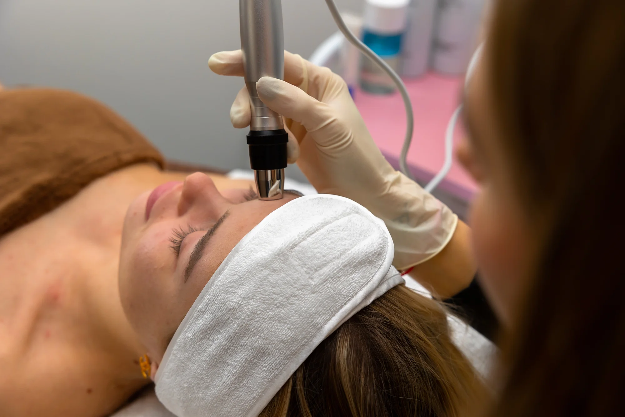 Chemický peeling, microneedling, Vitamin Power C, rádiofrekvencia tváre, lashlift, laminácia a i. – Obrázok 6