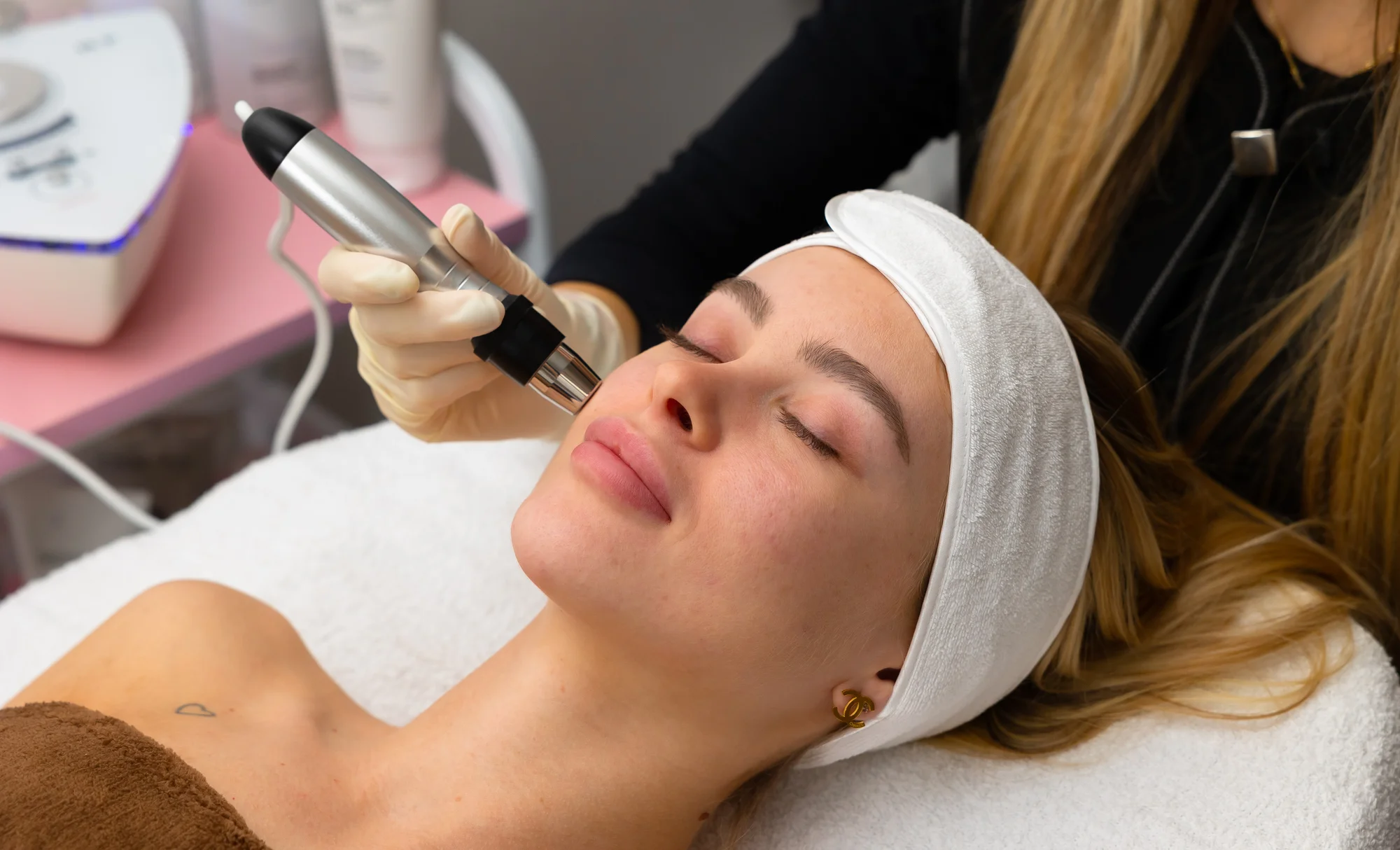 Chemický peeling, microneedling, Vitamin Power C, rádiofrekvencia tváre, lashlift, laminácia a i. – Obrázok 3
