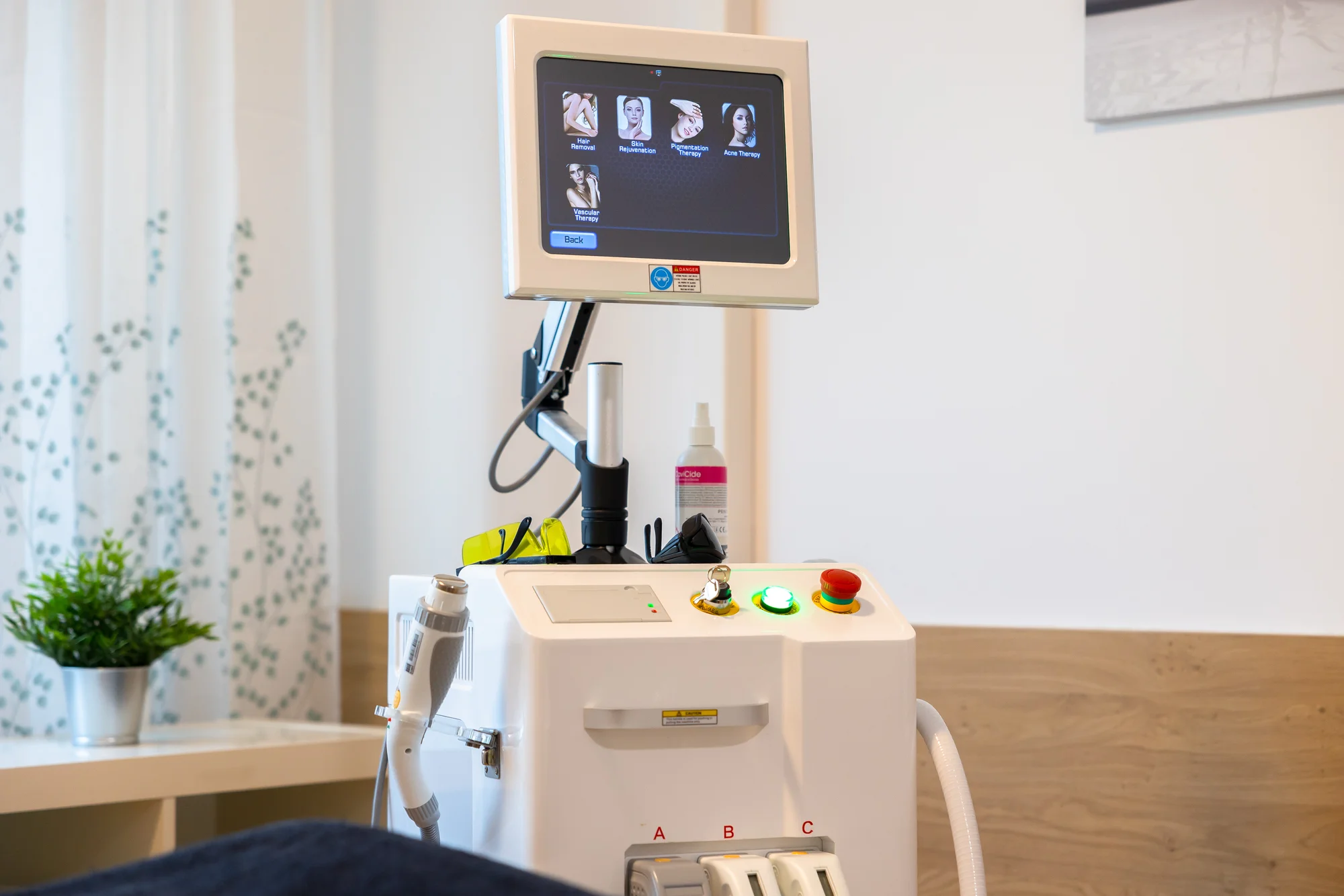 FACE CLEAN: Diamantová mikrodermabrázia a kyslíková terapia krku a dekoltu alebo celej tváre – Obrázok 5