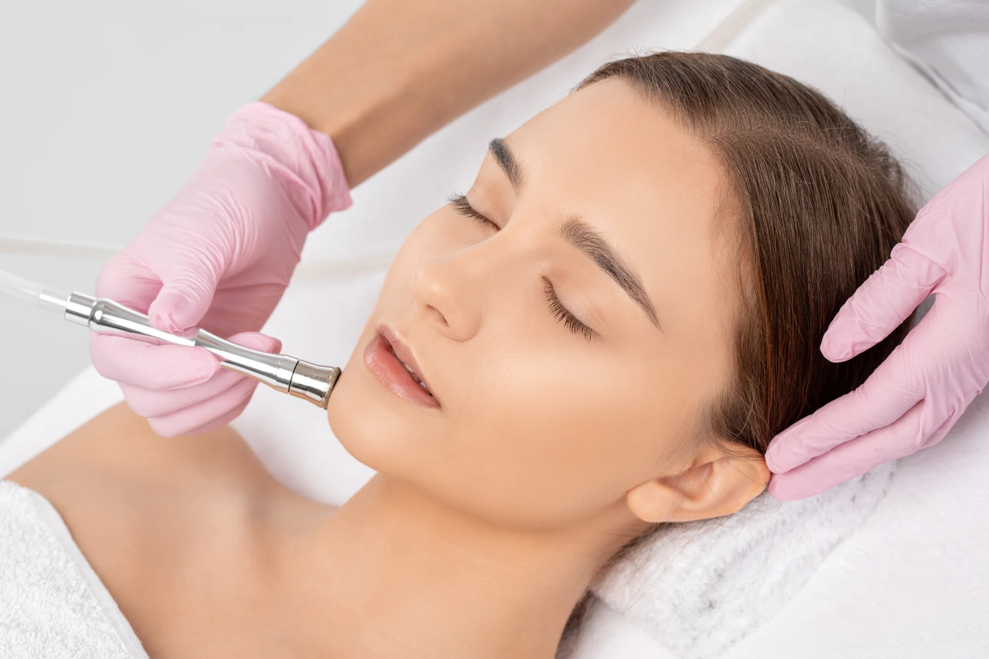 FACE CLEAN: Diamantová mikrodermabrázia a kyslíková terapia krku a dekoltu alebo celej tváre – Obrázok 4