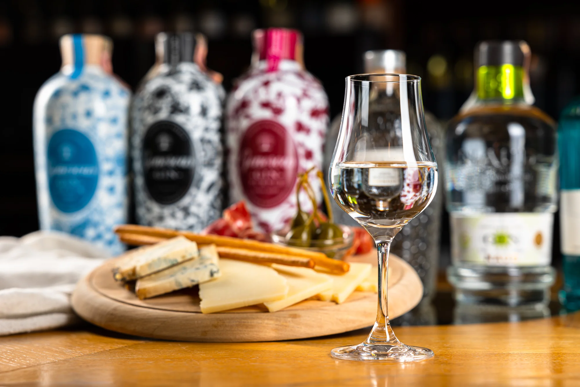 Profesionálna degustácia šiestich kvalitných ginov, mediteránsky tanier – Obrázok 3
