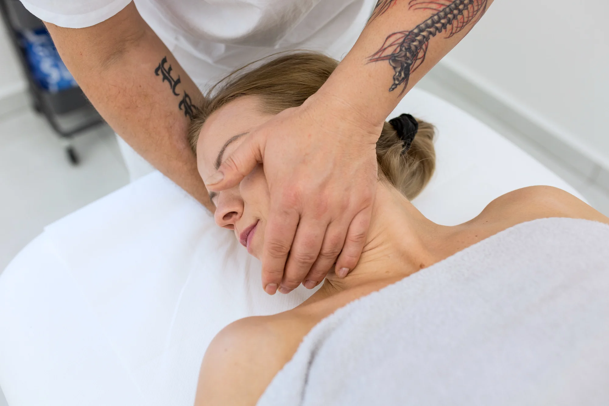 Obľúbená fyzioterapeutická masáž s jemnou chiropraxiou, aj zlatá darčeková poukážka v hodnote 150 € – Obrázok 2