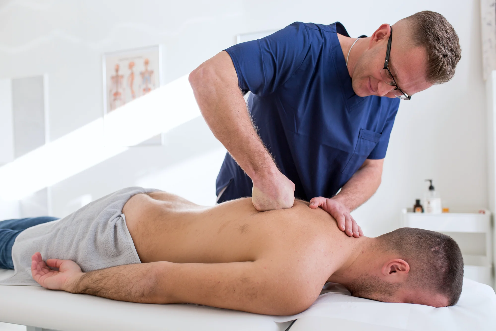 Obľúbená fyzioterapeutická masáž s jemnou chiropraxiou, aj zlatá darčeková poukážka v hodnote 150 € – Obrázok 6