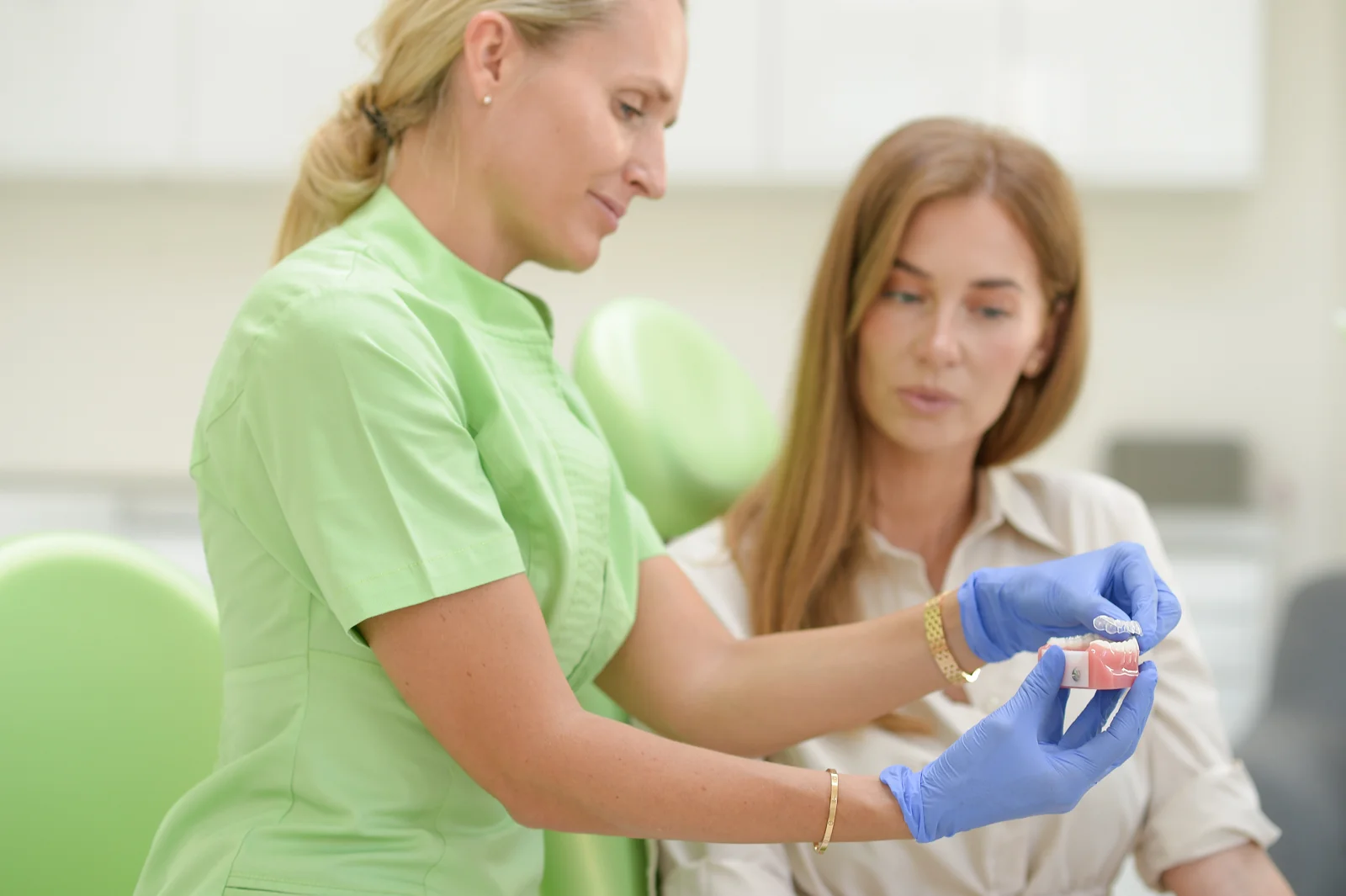 Žiarivý úsmev vďaka bieleniu zubov vo Family Dental Care – Obrázok 6