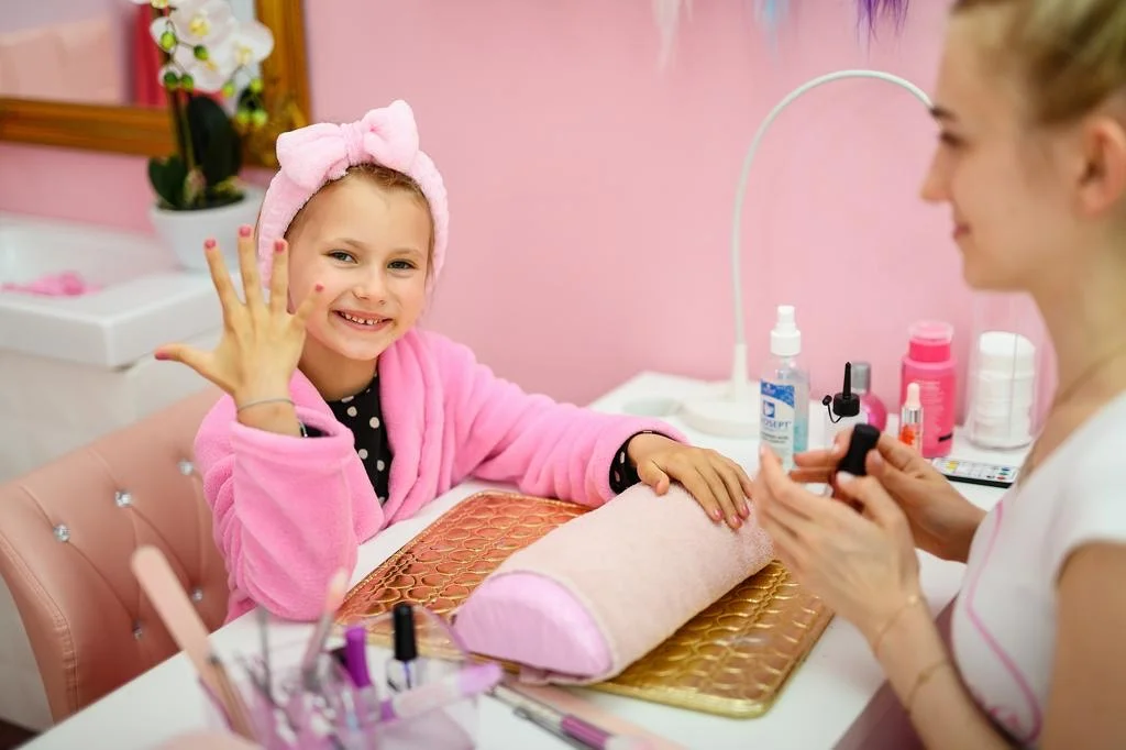 Pre malé parádnice: manikúra, pedikúra, pleťová maska, balík pre slečnu, aj balíky pre mamu a dcéru v Pink SPA – Obrázok 4