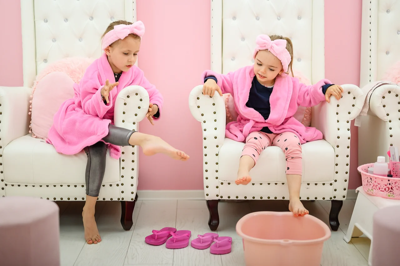 Pre malé parádnice: manikúra, pedikúra, pleťová maska, balík pre slečnu, aj balíky pre mamu a dcéru v Pink SPA – Obrázok 2