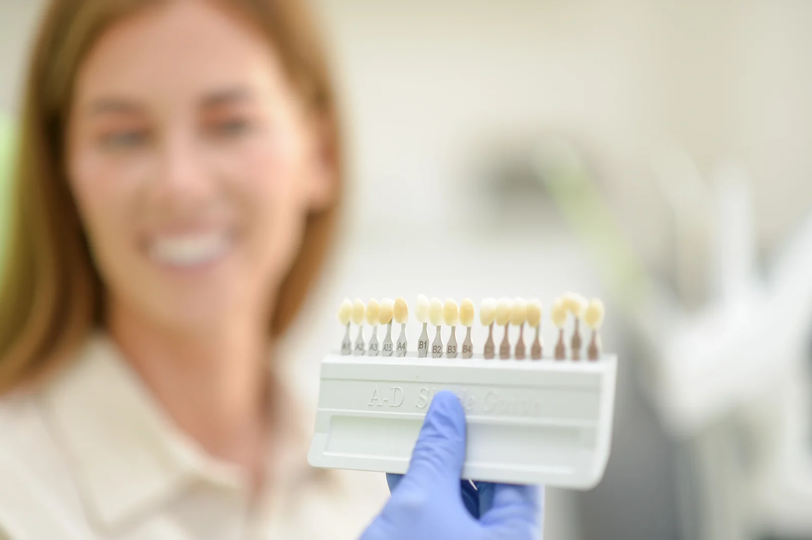 Žiarivý úsmev vďaka bieleniu zubov vo Family Dental Care – Obrázok 4