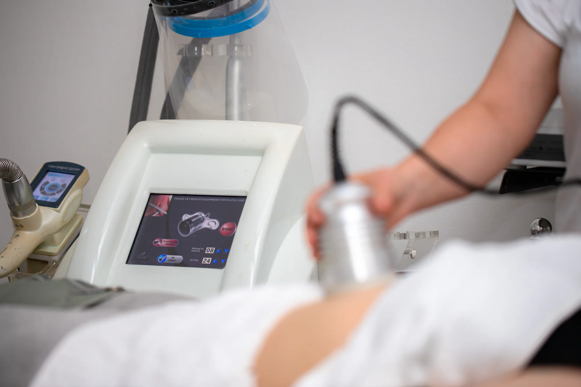 Ultrazvuková kavitácia a prístrojová lymfodrenáž pre dokonalé stehná a brucho – Obrázok 6