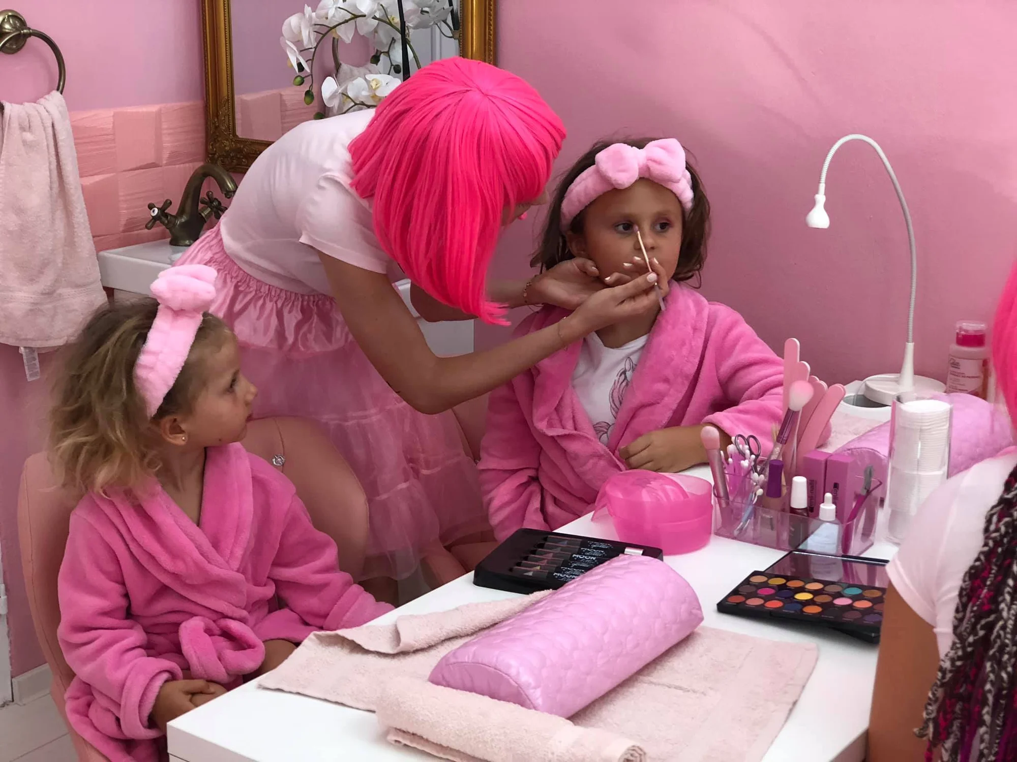 Pre malé parádnice: manikúra, pedikúra, pleťová maska, balík pre slečnu, aj balíky pre mamu a dcéru v Pink SPA – Obrázok 3