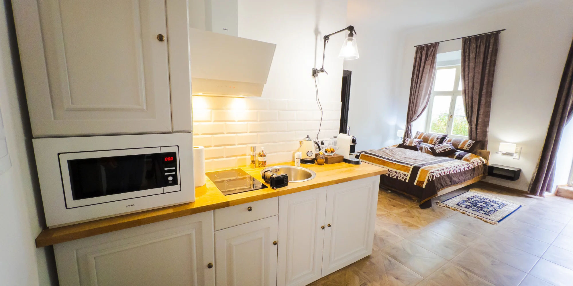 Honosné historické apartmány v centre malebnej Banskej Štiavnice: reštaurované fresky aj dizajnový nábytok – Obrázok 4