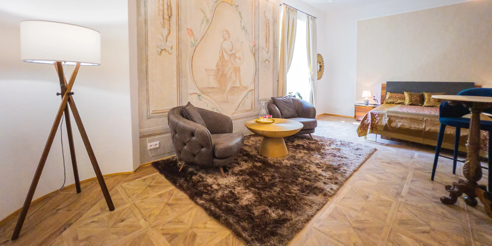 Honosné historické apartmány v centre malebnej Banskej Štiavnice: reštaurované fresky aj dizajnový nábytok – Obrázok 3