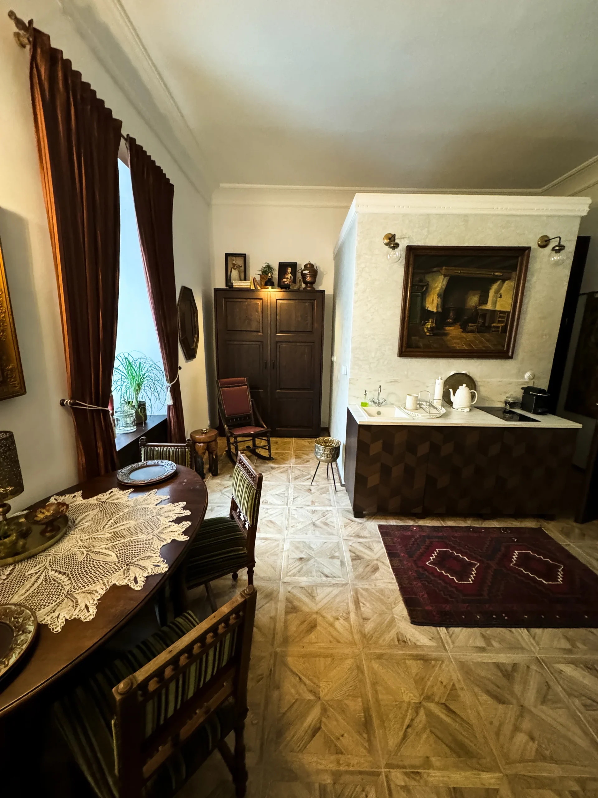 Honosné historické apartmány v centre malebnej Banskej Štiavnice: reštaurované fresky aj dizajnový nábytok – Obrázok 6