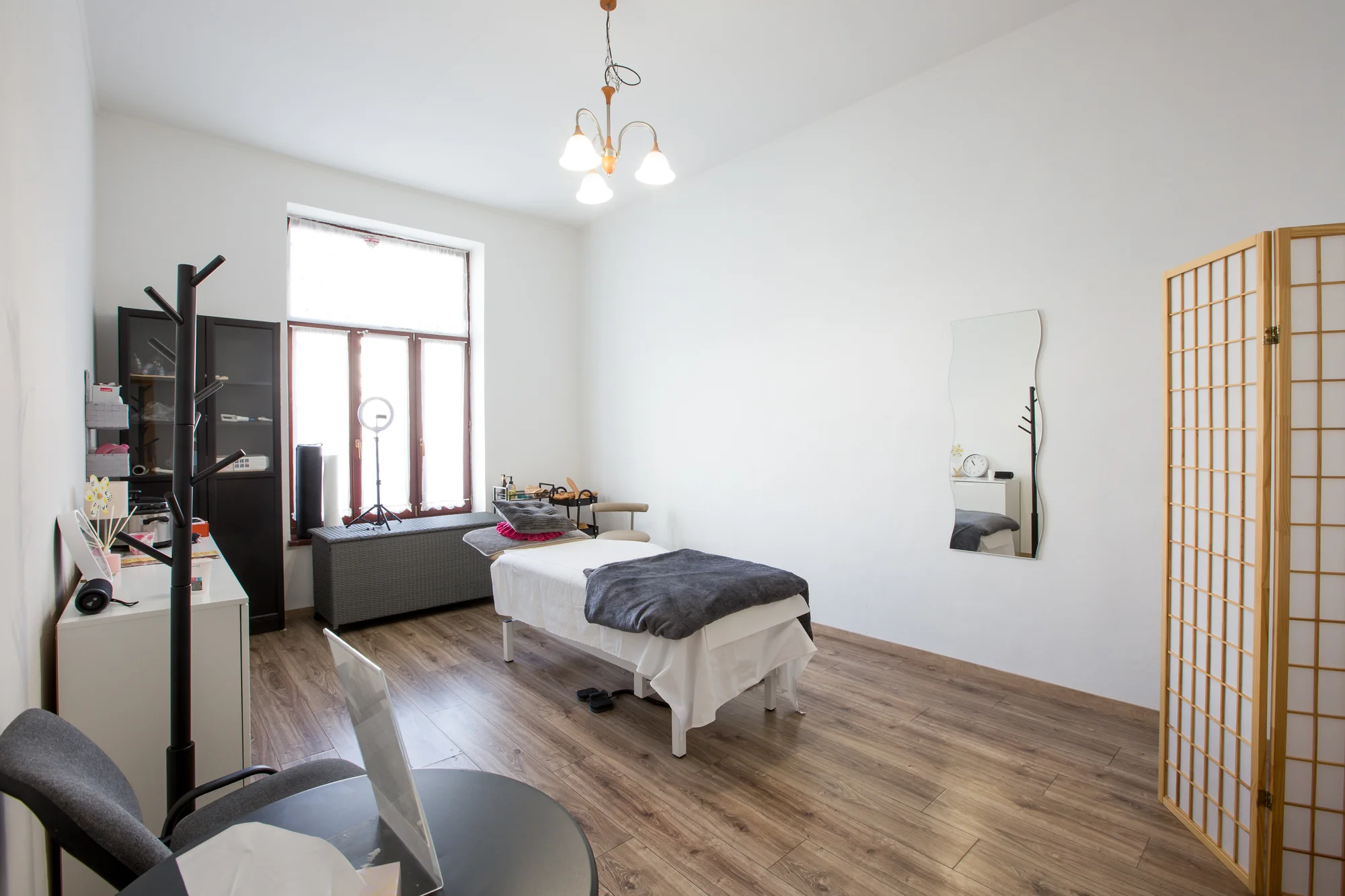 Klasická, relaxačná alebo bukálna masáž, bankovanie, maderoterapia aj lávové kamene – Obrázok 4