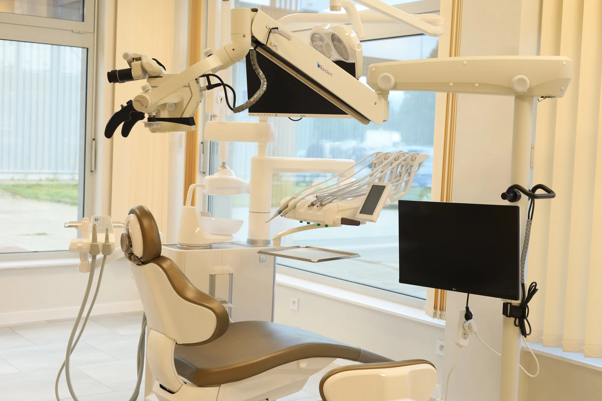 Dentálna hygiena alebo bielenie zubov technológiou Magic Light Pro Plus – Obrázok 3