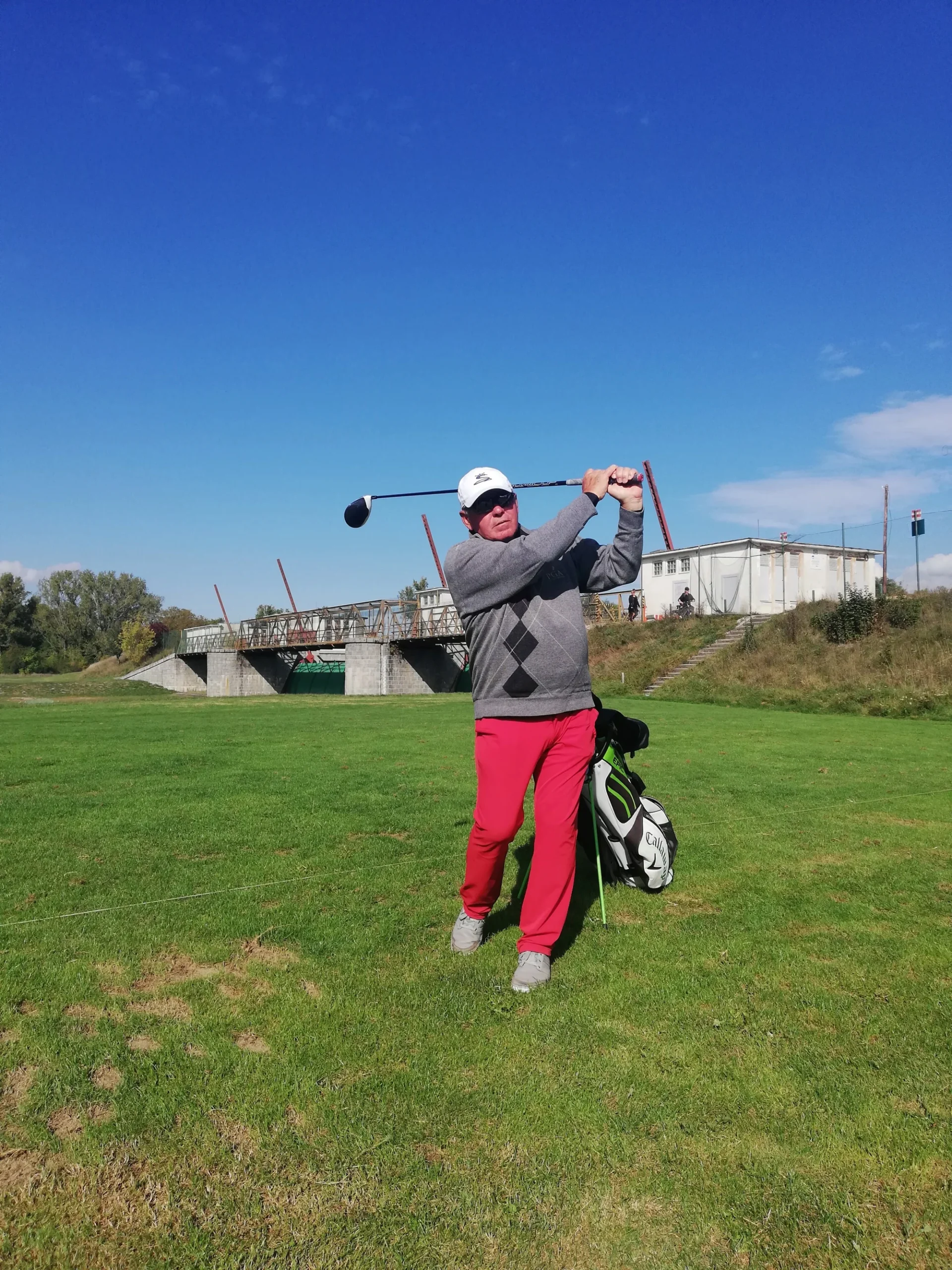 Víkendový skupinový golfový kurz na získanie zelenej karty s majstrom Slovenska Karolom Balnom v Apex golf club v Báči – Obrázok 2