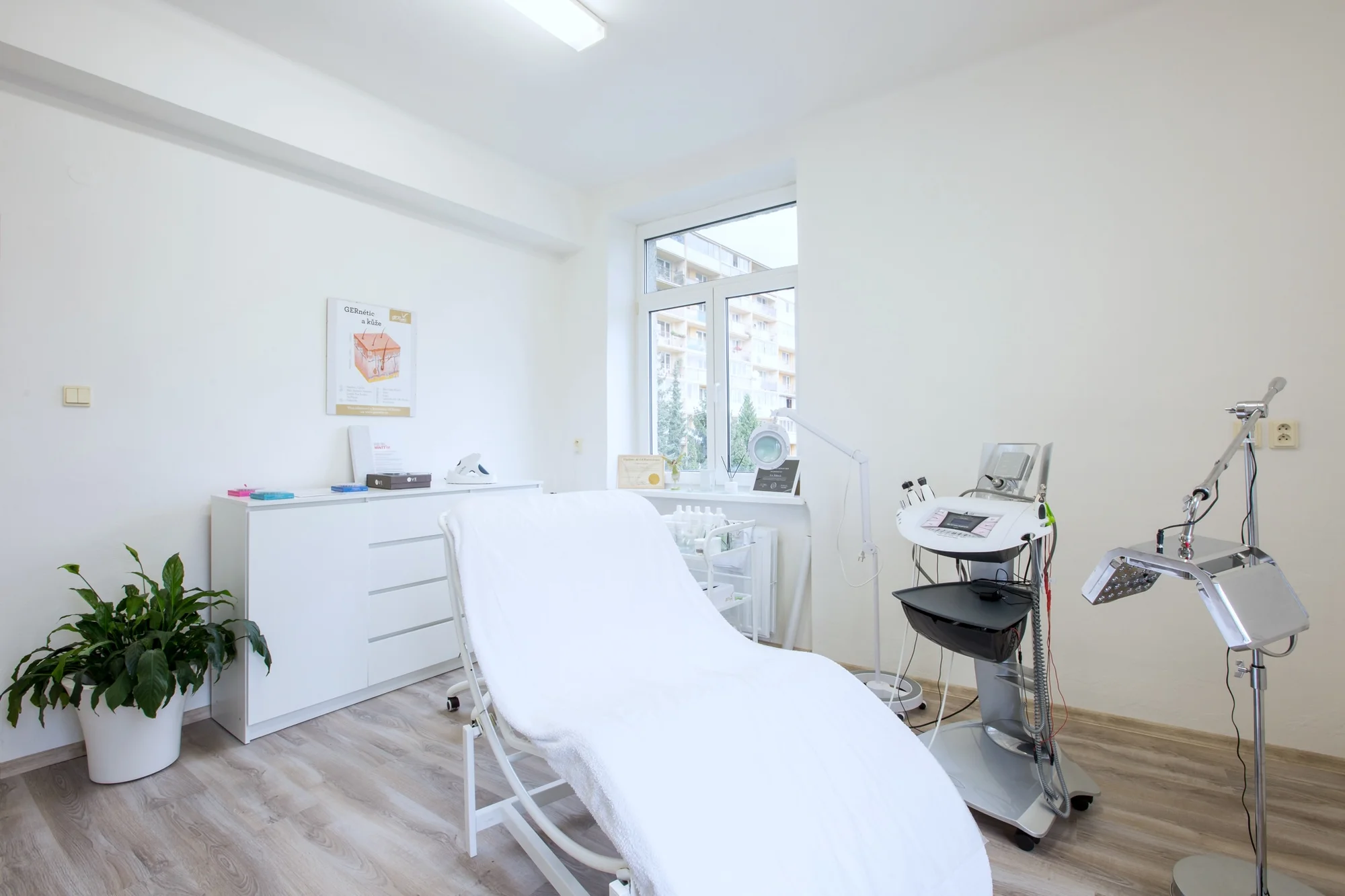 Omladzujúci botox alebo kyselina hyalurónová pre zvodné pery – Obrázok 3