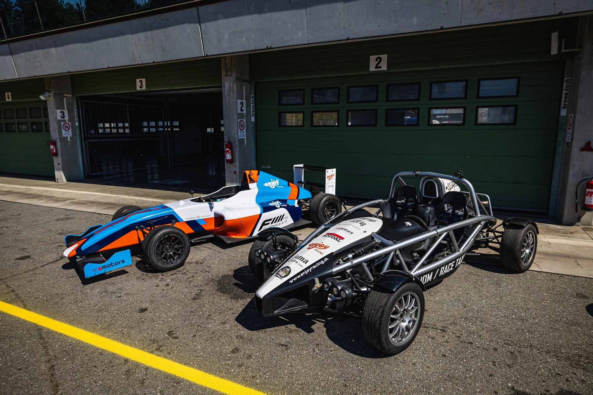 FORMULA F4 alebo ARIEL ATOM 3.5: Adrenalínová jazda až na 3 letiskách – Obrázok 2