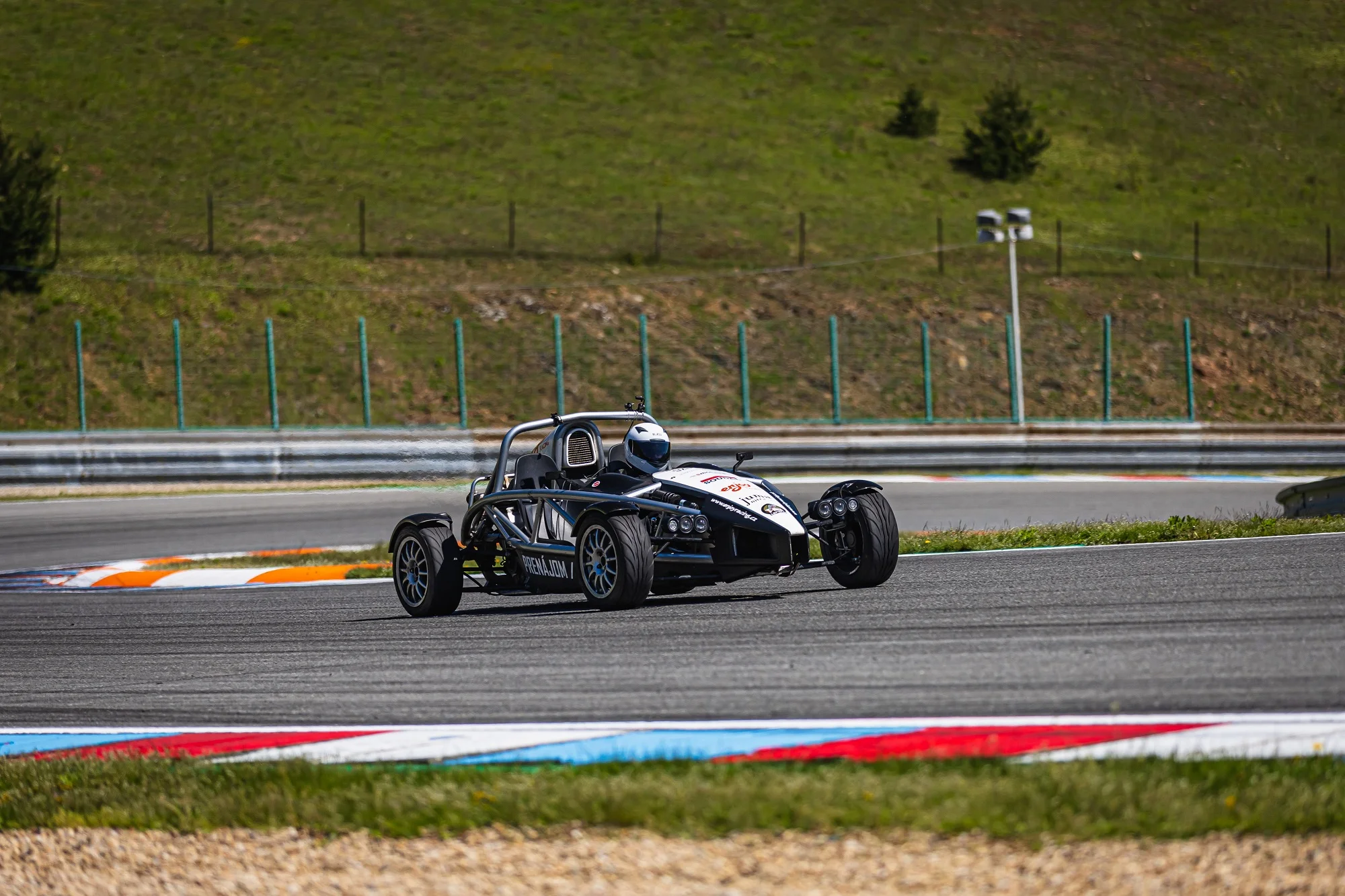 FORMULA F4 alebo ARIEL ATOM 3.5: Adrenalínová jazda až na 3 letiskách – Obrázok 6