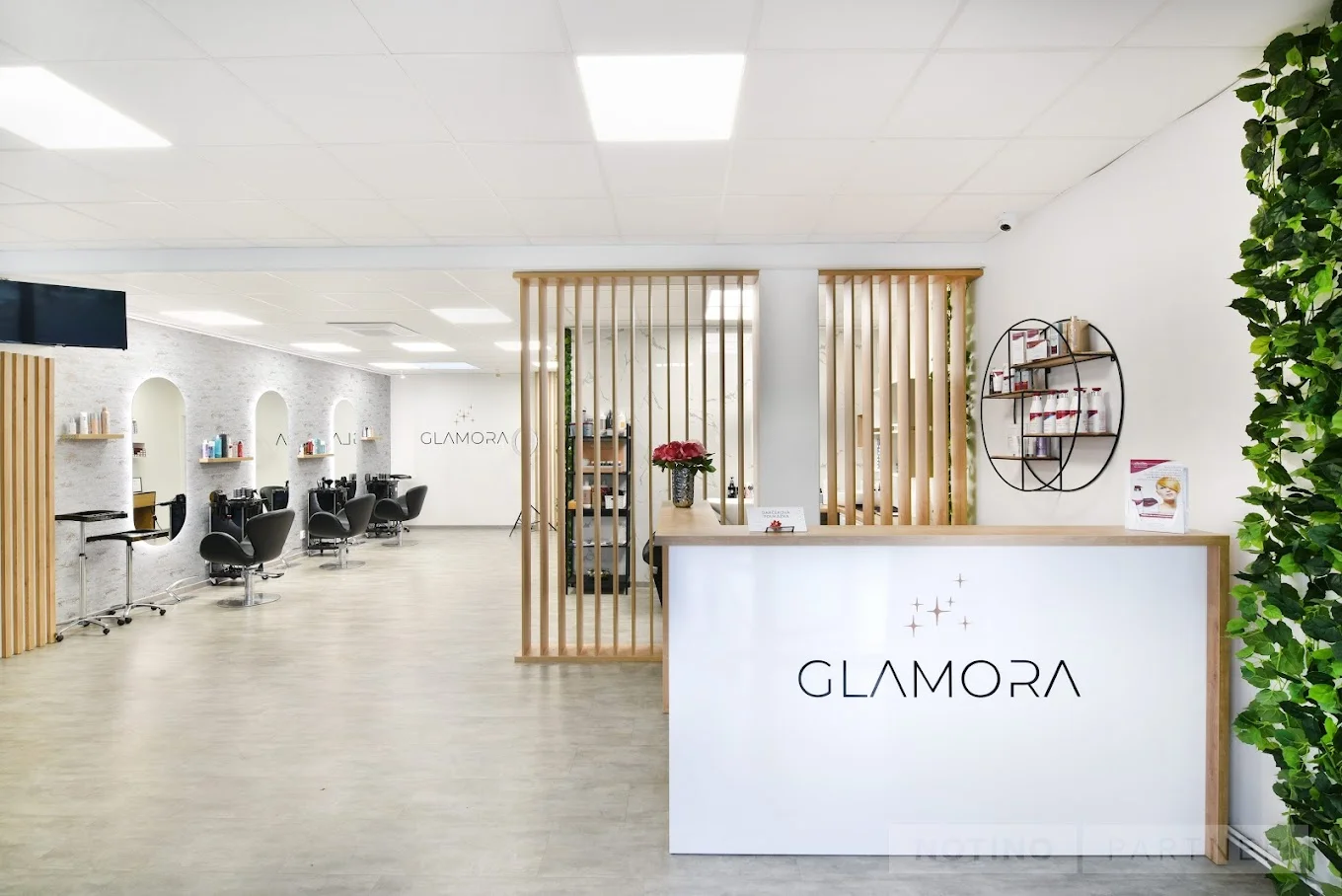 Púdrové obočie v GLAMORA Beauty Salon: Prirodzený permanentný make-up – Obrázok 3