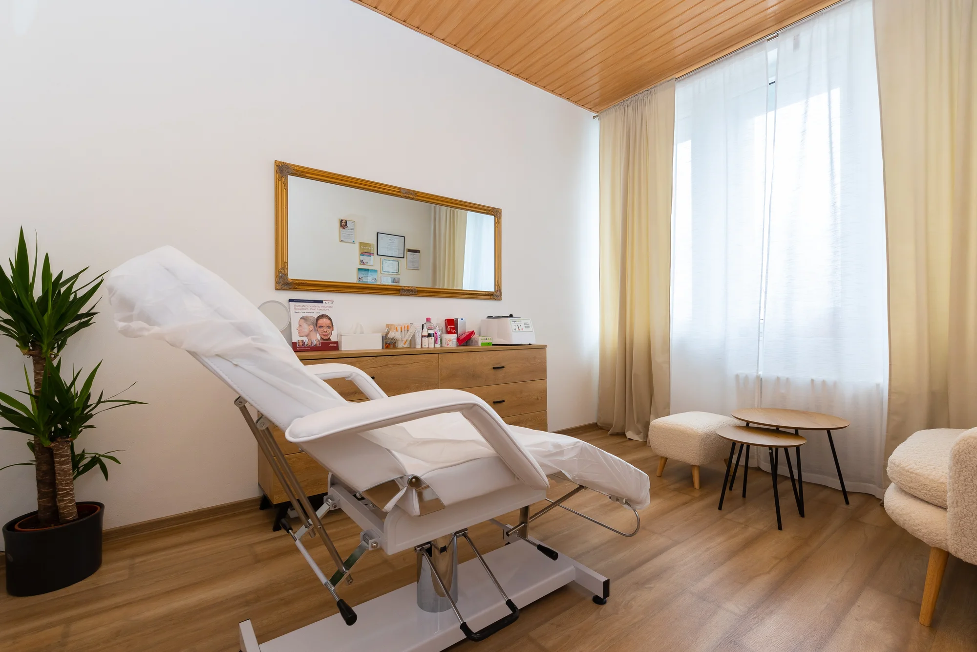 Zväčšenie objemu a úprava tvaru pier alebo vyplnenie vrások kyselinou hyalurónovou vo Vultus Clinic – Obrázok 3