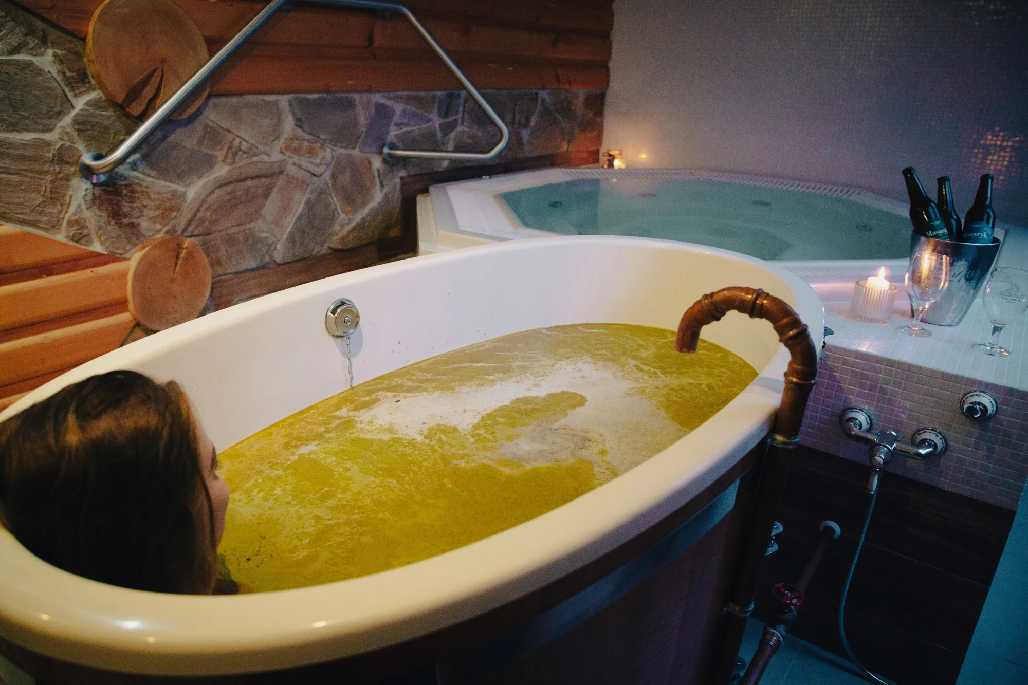 Romantika v Masarykovom dvore: Večera, vírivka, soľná jaskyňa, wellness a pivný či bylinkový kúpeľ – Obrázok 3