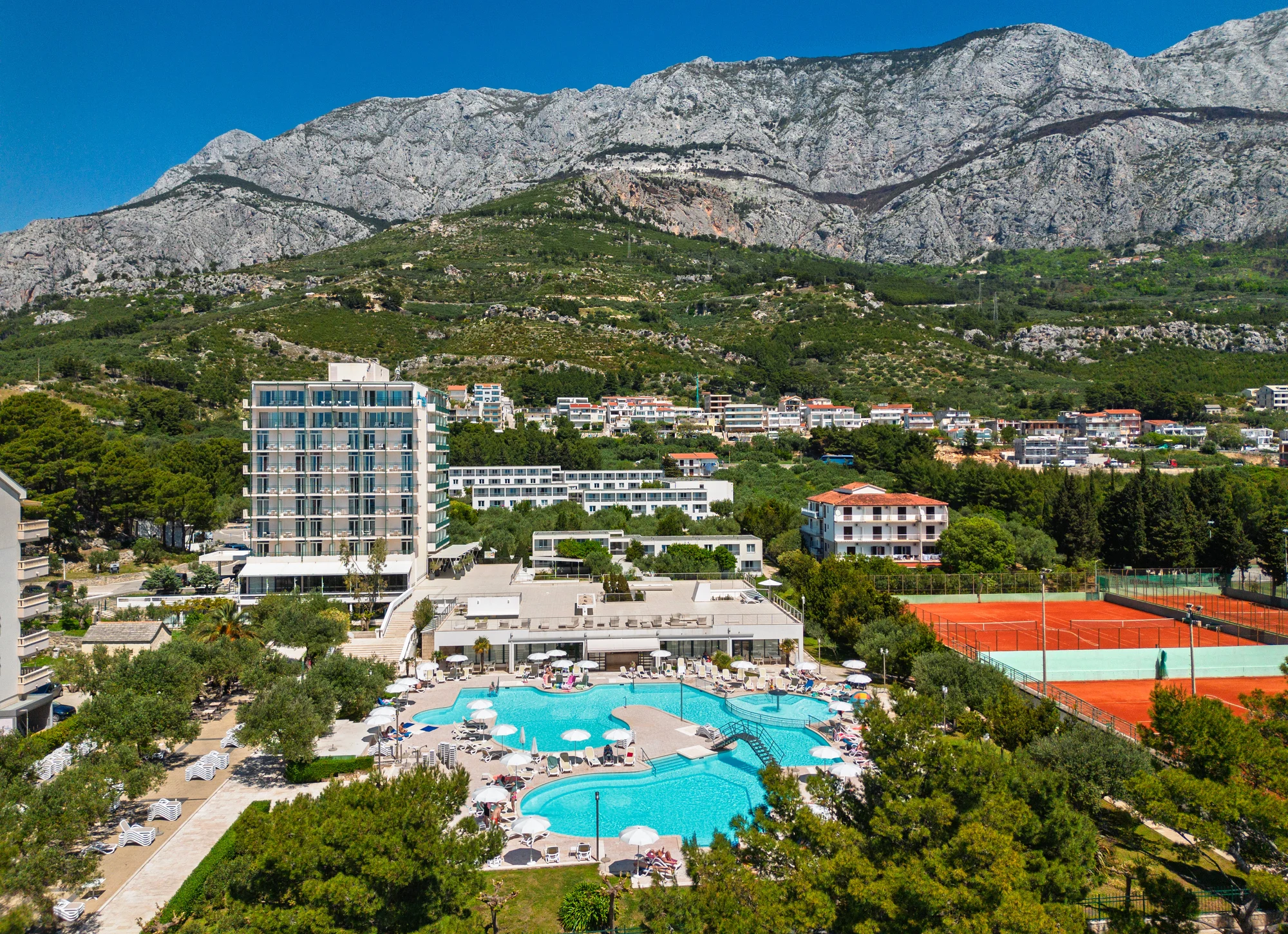 Moderný hotel na Makarskej priamo pri mori: bazény, all inclusive a animácie – Obrázok 4